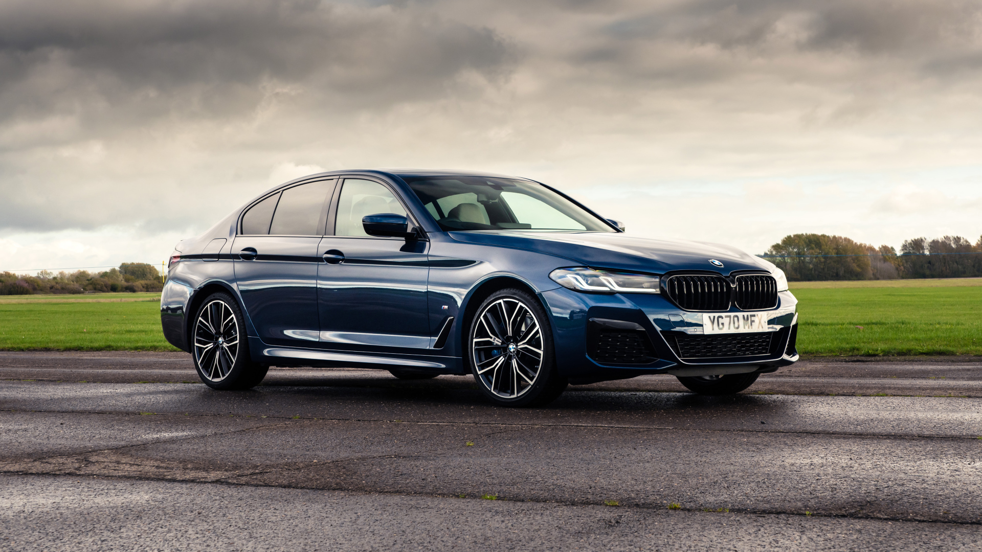 Стильный BMW 530e XDrive M Sport 2020 года на фоне грозового неба