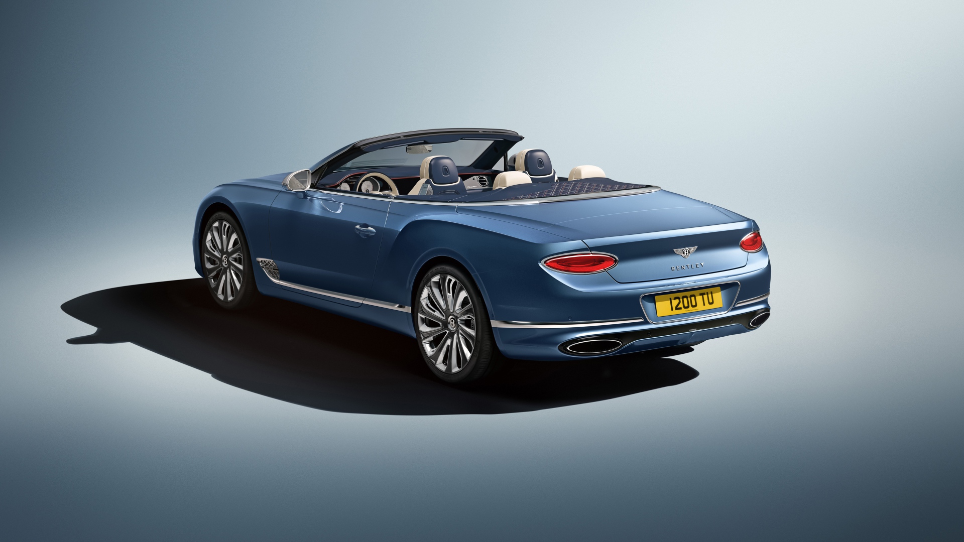 Автомобиль кабриолет Bentley Continental GT  2020 года вид сзади 