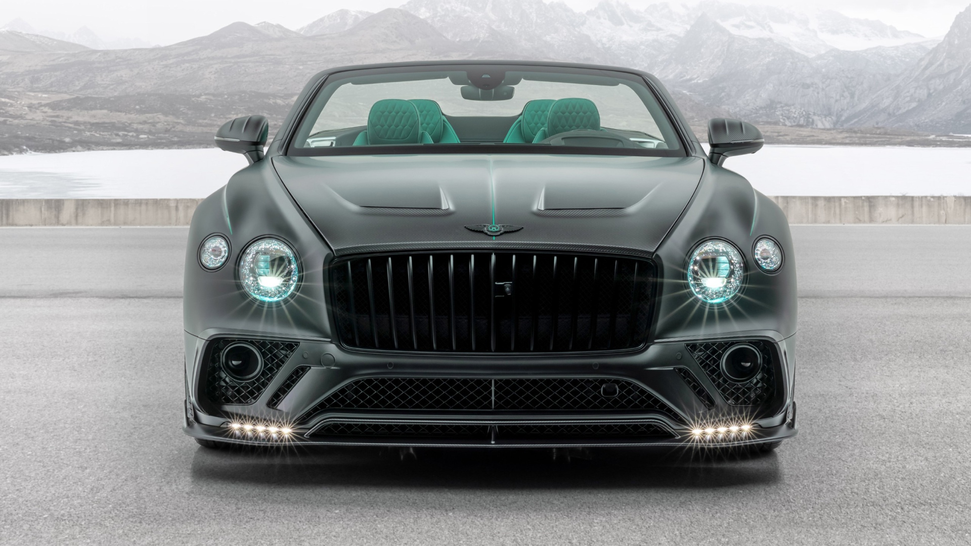Автомобиль Mansory Bentley Continental GT V8 Convertible 2020 года с включенными фарами