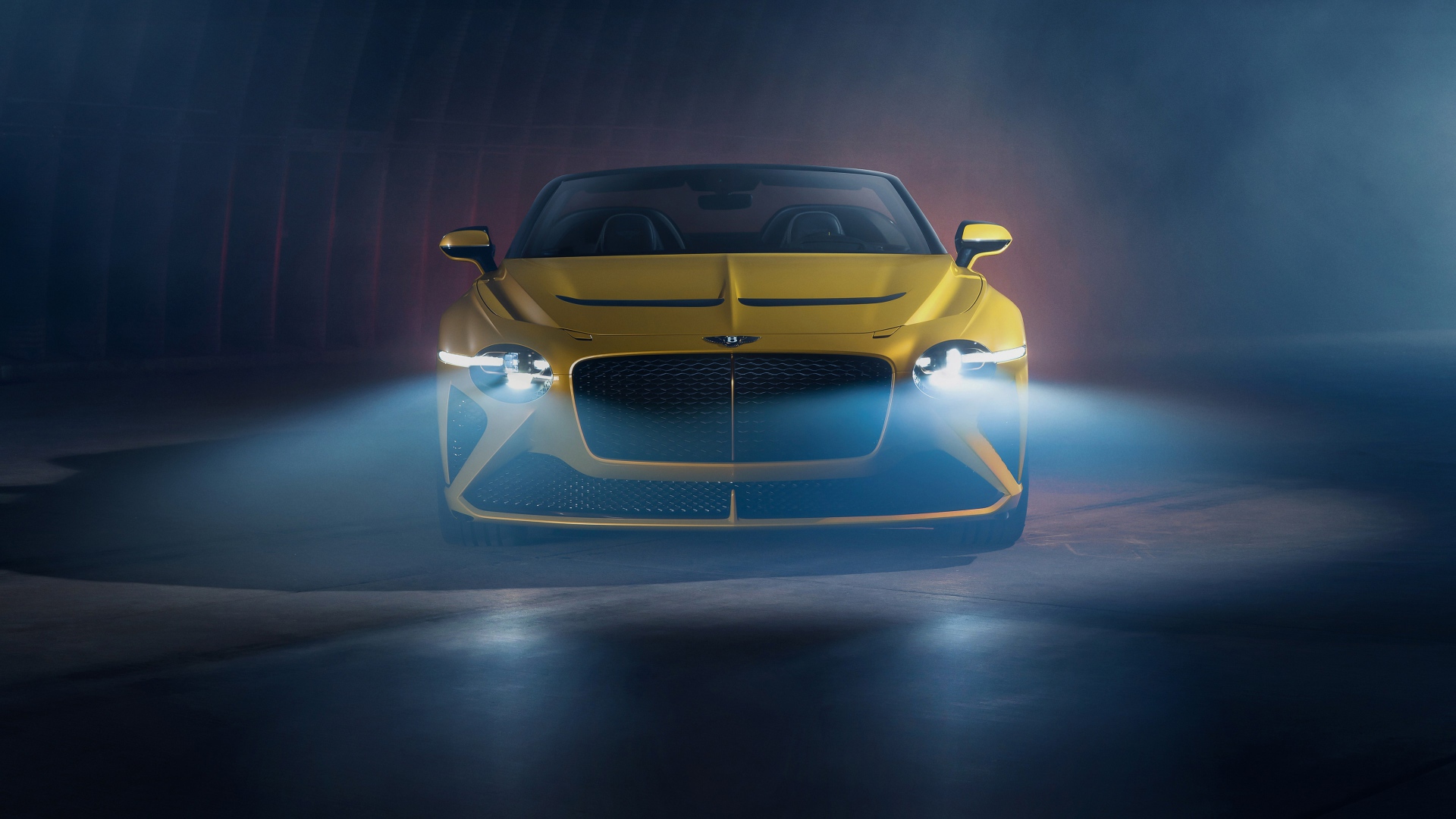 Желтый автомобиль Bentley Mulliner Bacalar 2020 года с включенными фарами