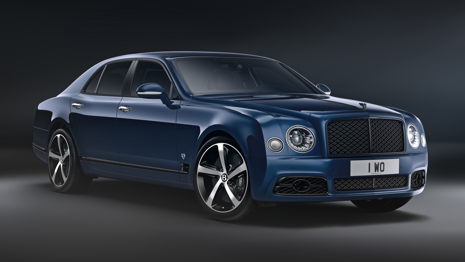 Синий дорогой автомобиль Bentley Mulsanne,  2020 года на сером фоне