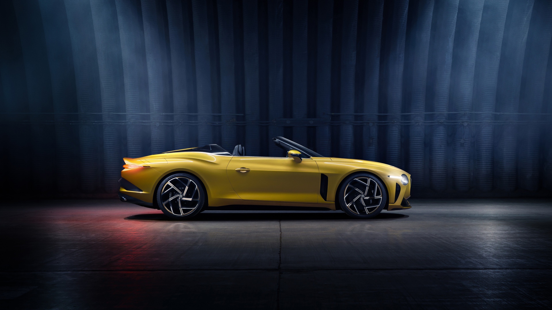 Желтый кабриолет Bentley Mulliner Bacalar 2020 года вид сбоку 