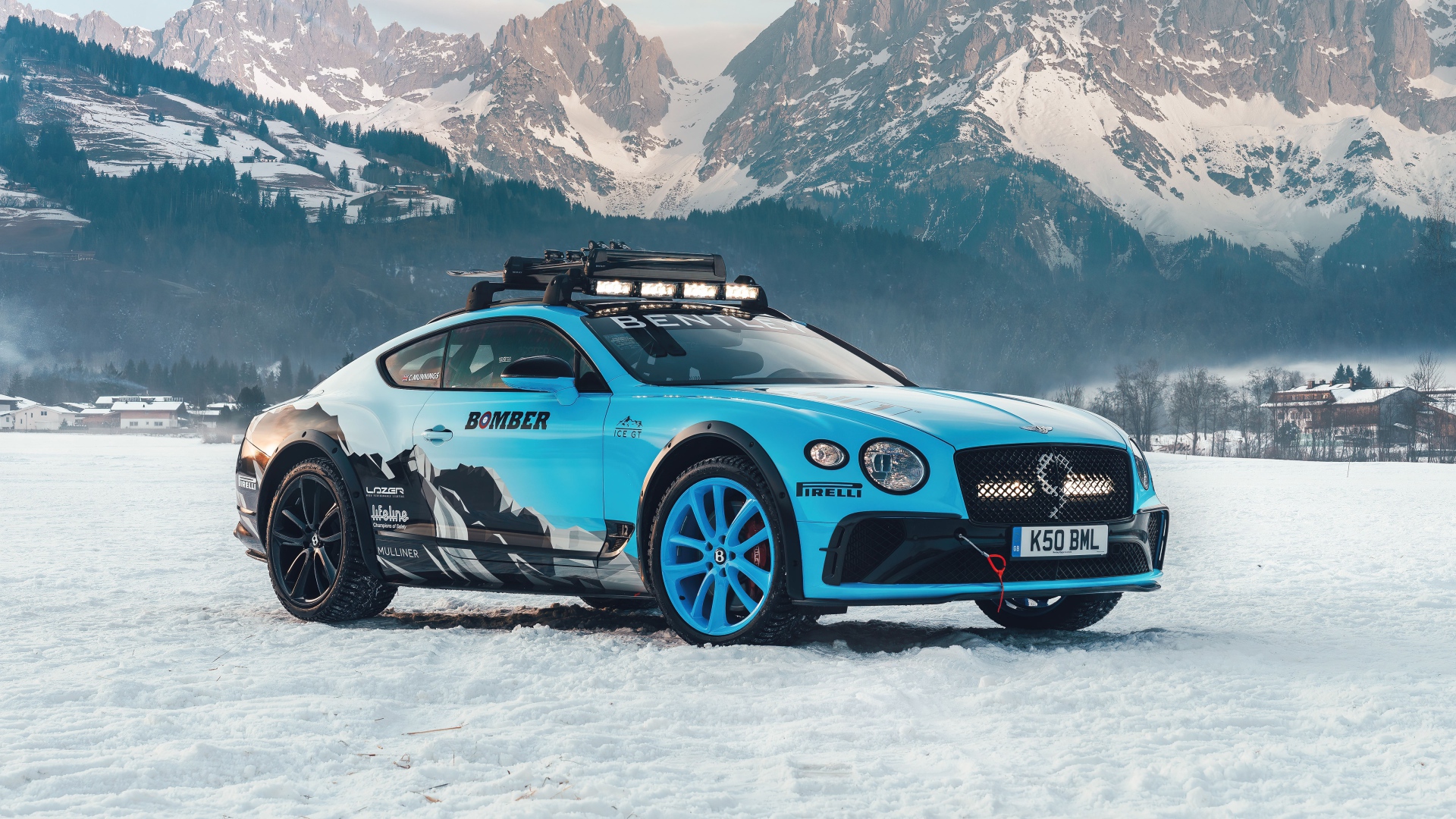 Автомобиль Bentley Continental GT Ice Race 2020 года в заснеженных горах 
