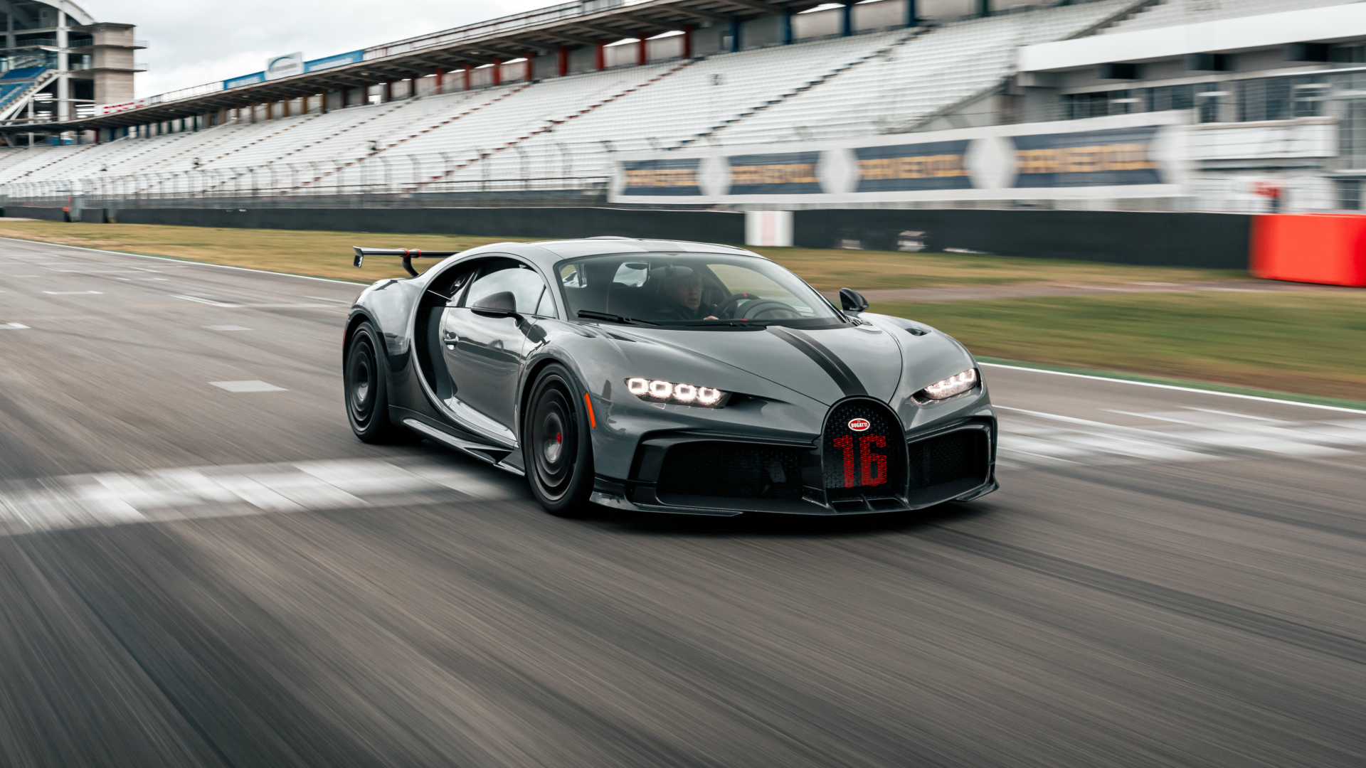 Черный Bugatti Chiron Pur Sport 2020 года на гонках