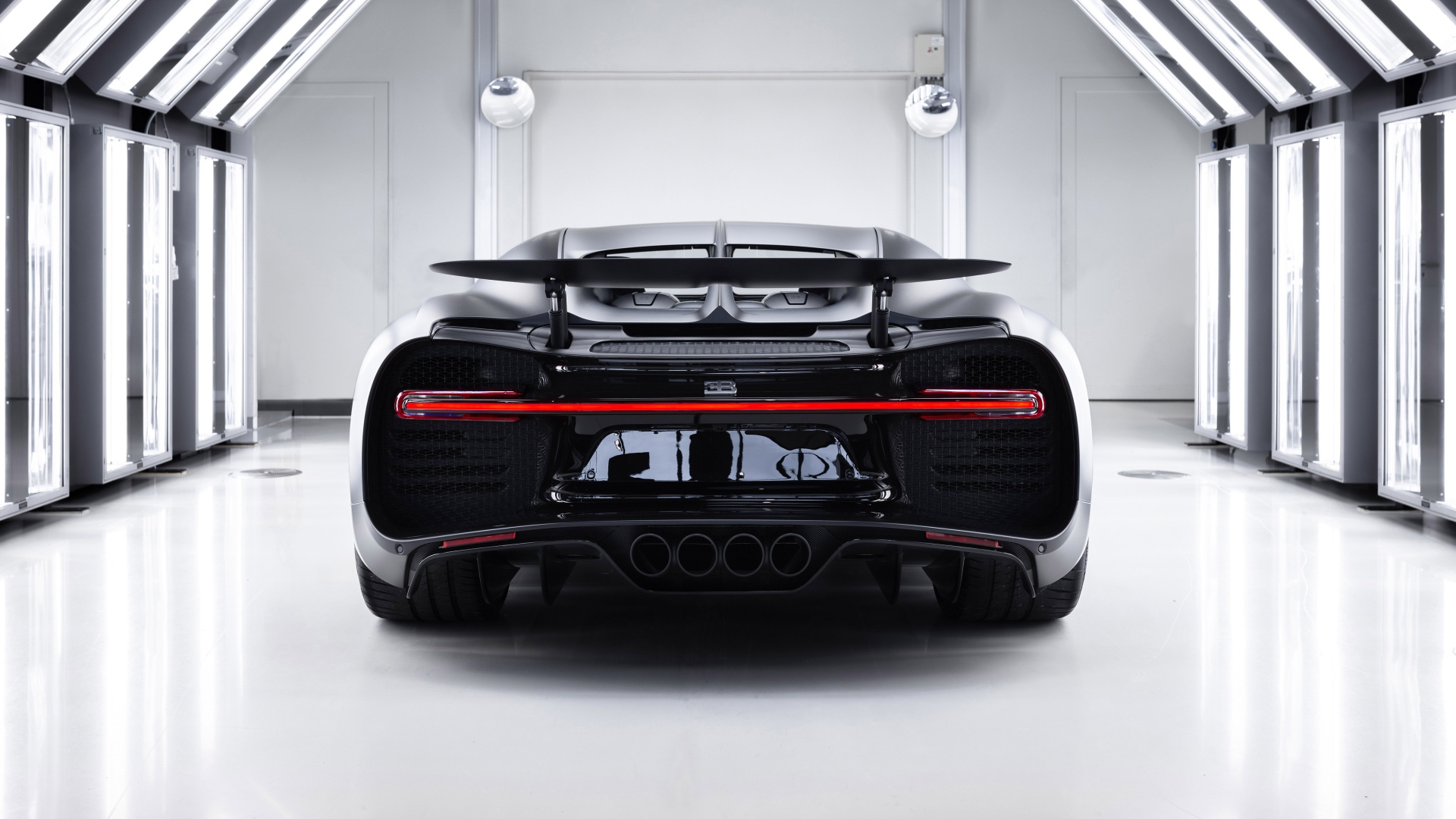 Автомобиль Bugatti Chiron Noire 2020 года вид сзади