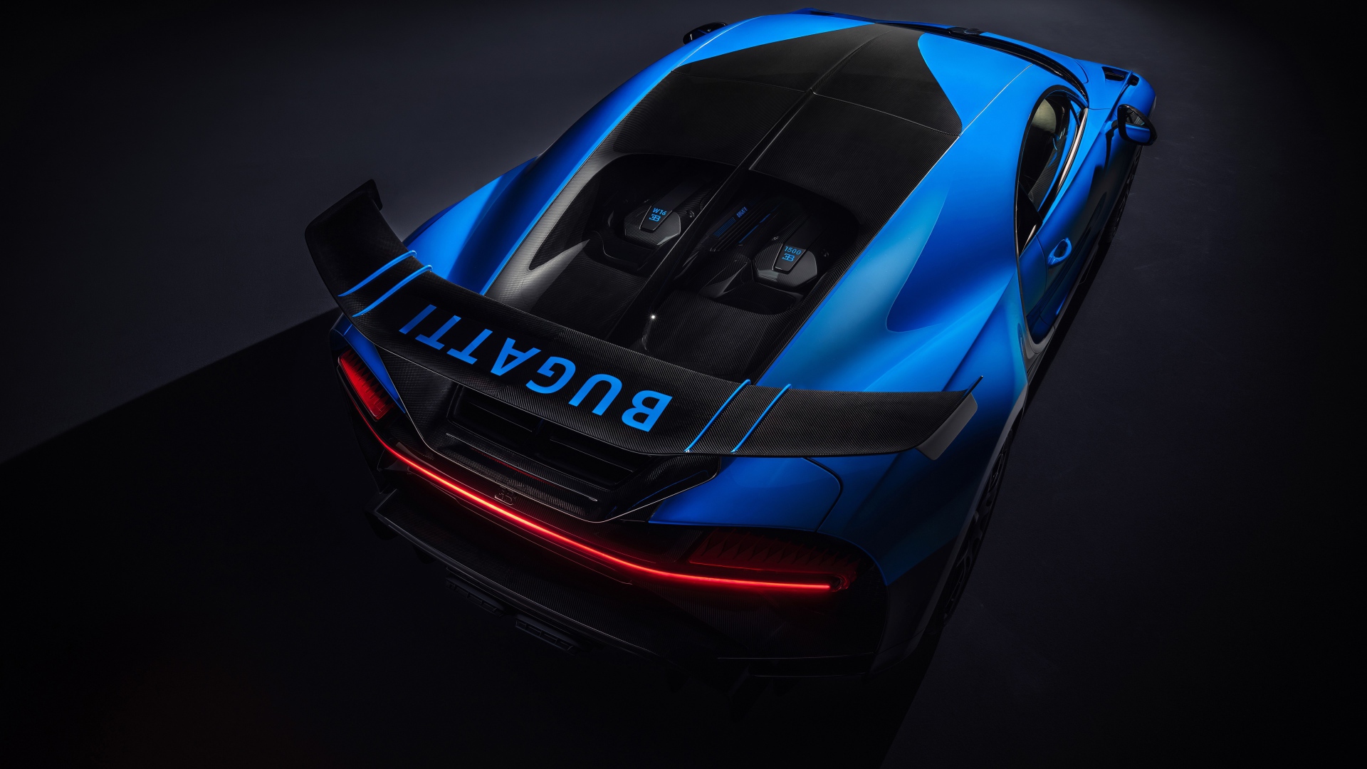 Голубой автомобиль Bugatti Chiron Pur Sport 2020 года вид сверху 