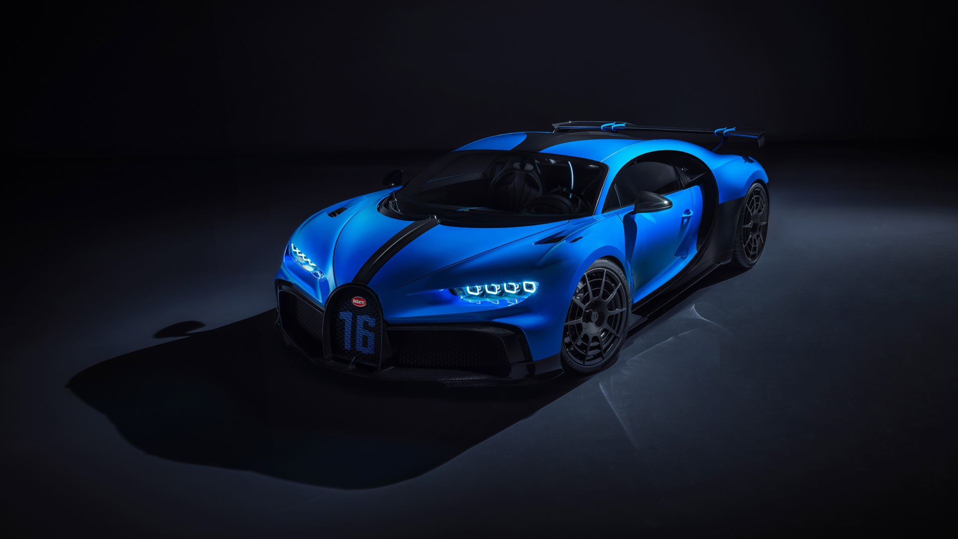Синий автомобиль Bugatti Chiron Pur Sport 2020 года на сером фоне 