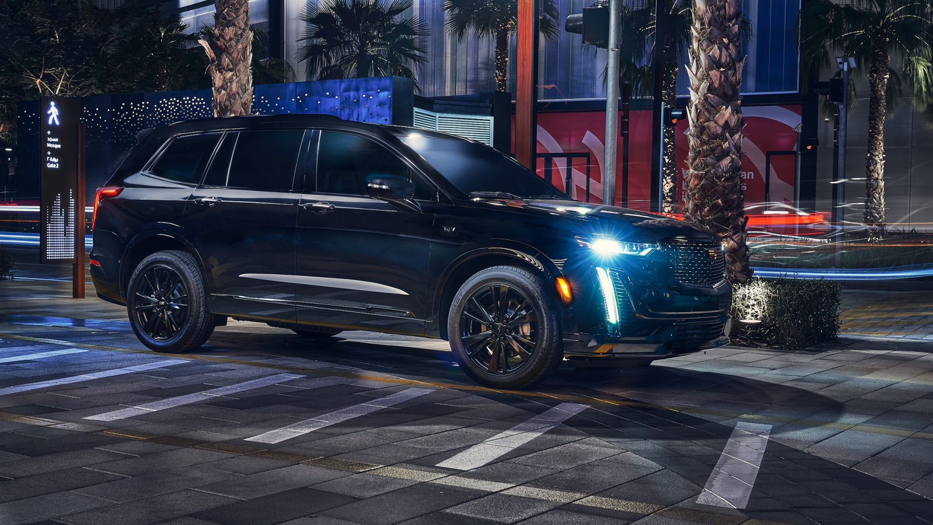 Большой черный Cadillac XT6 Midnight Edition 2020 года на ночной улице 