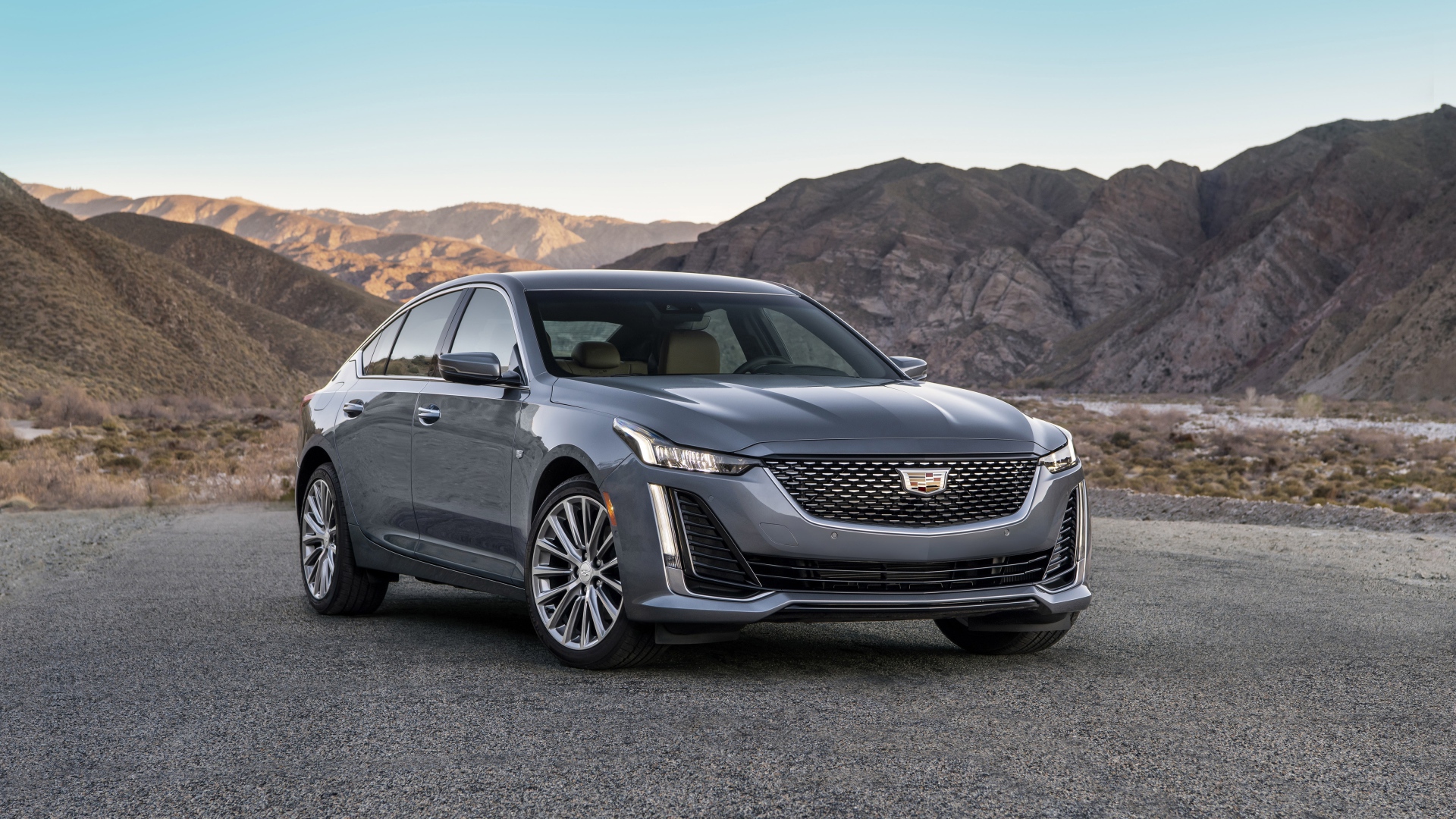 Серебристый автомобиль Cadillac CT5 Premium, 2020 года на фоне гор 