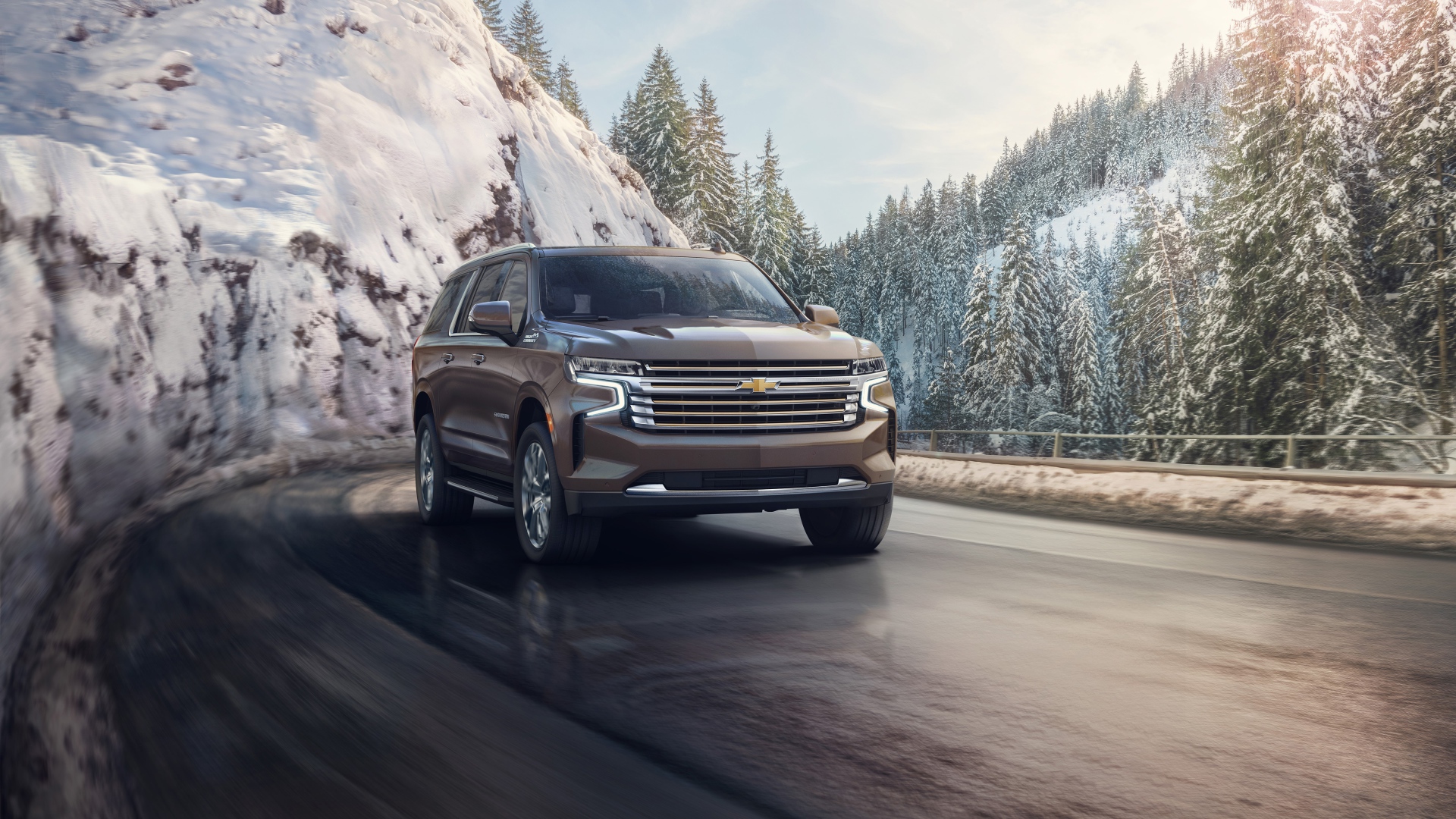 Внедорожник Chevrolet Suburban на фоне заснеженного леса, 2021 года