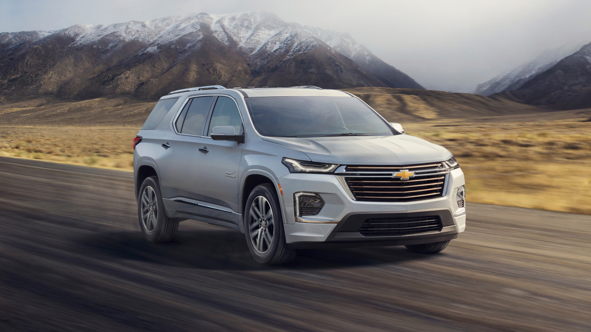 Внедорожник Chevrolet Traverse, 2021 года на фоне гор 