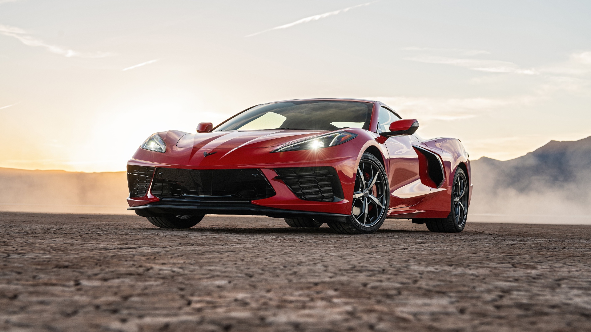 Красный автомобиль  Chevrolet Corvette Stingray Z51, 2020 года с включенными фарами