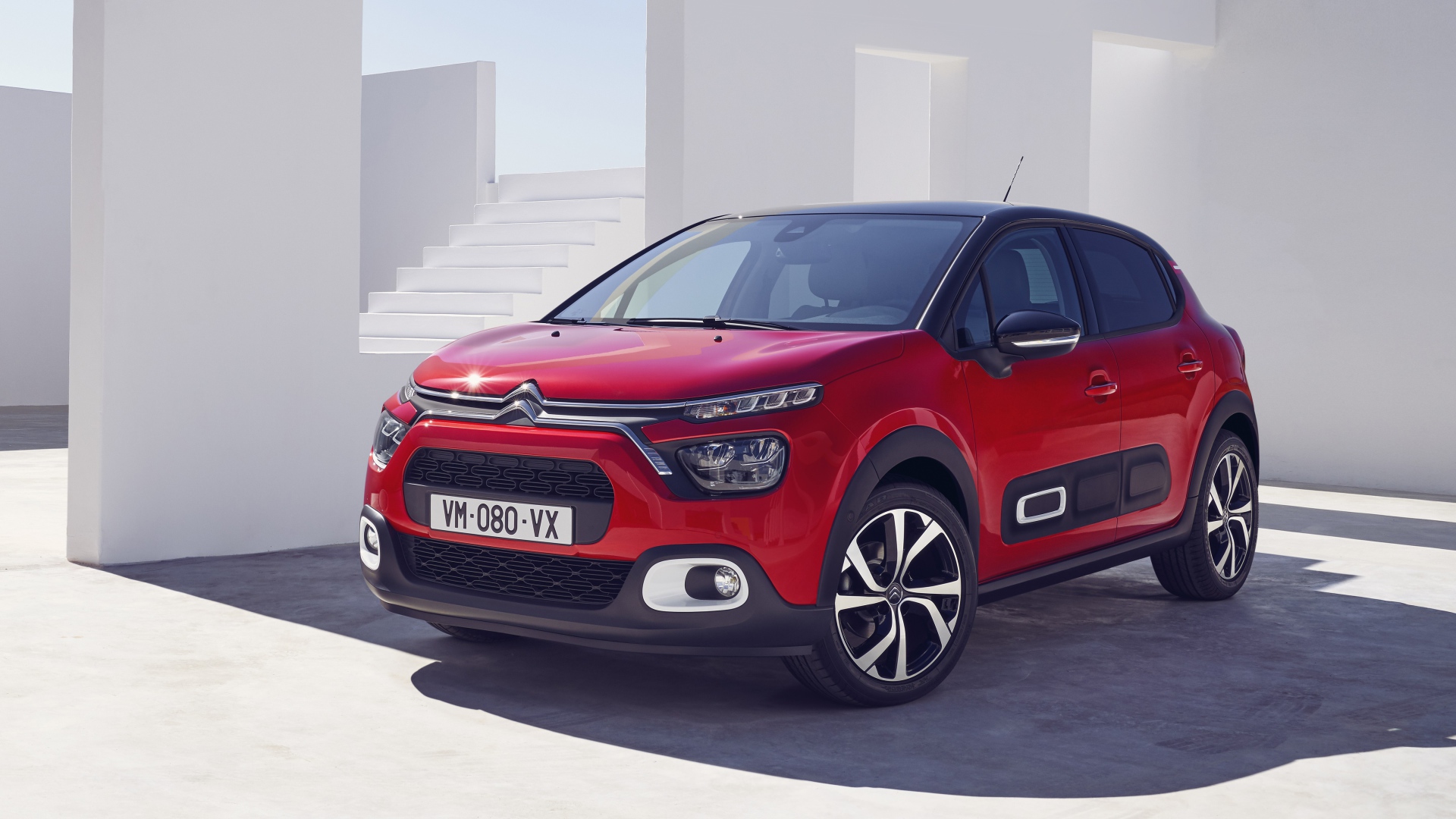 Красный внедорожник Citroen C3, 2020 года в лучах солнца