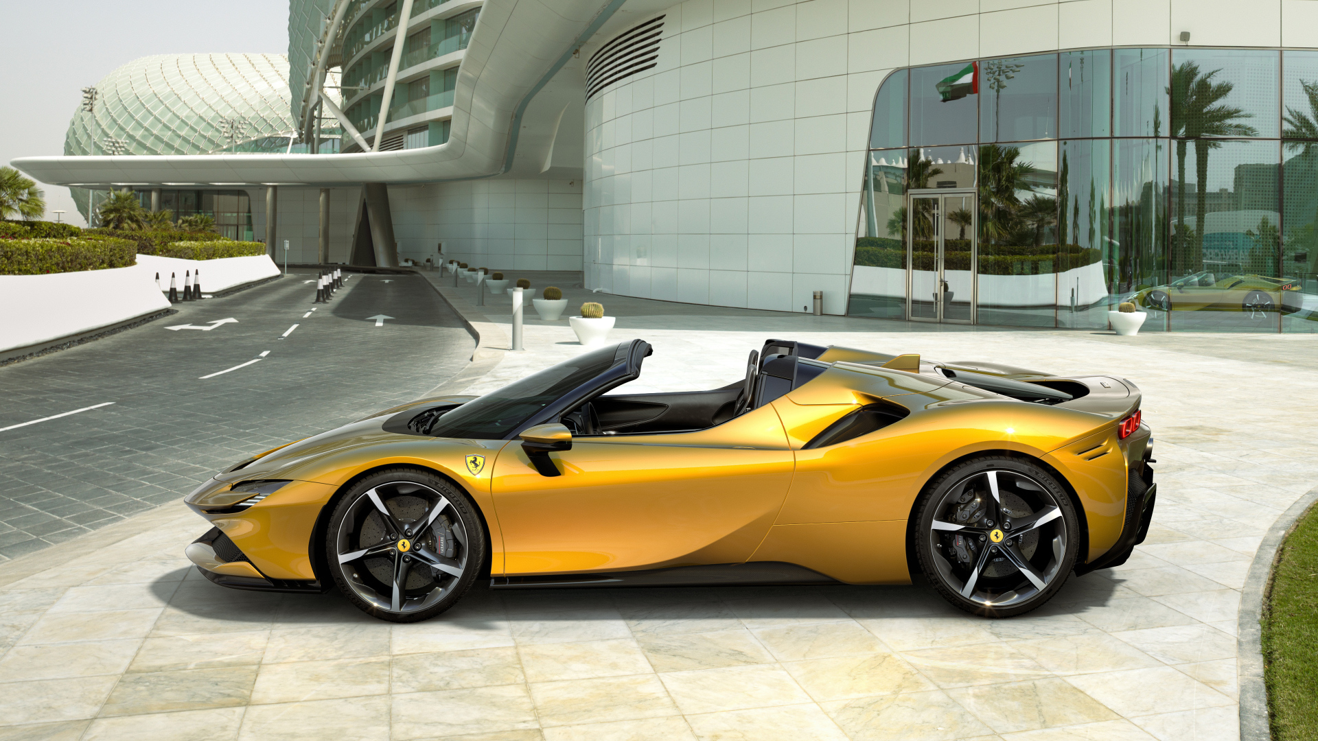 Автомобиль кабриолет Ferrari SF90 Spider 2021 года вид сбоку