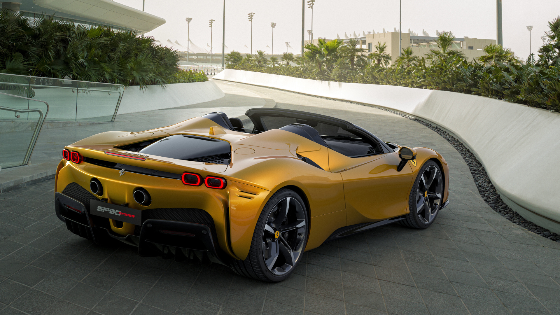 Автомобиль Ferrari SF90 Spider 2021 года цвет золотистый металлик