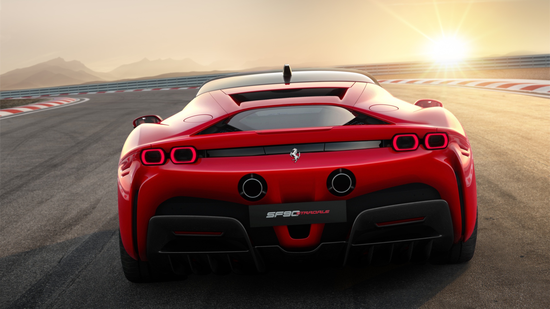 Быстрый автомобиль Ferrari Stradale SF90 на фоне яркого солнца 