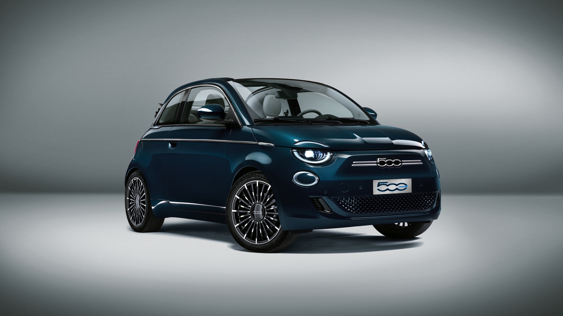 Автомобиль Fiat 500 La Prima Deutschland Cabrio 2020 года на сером фоне
