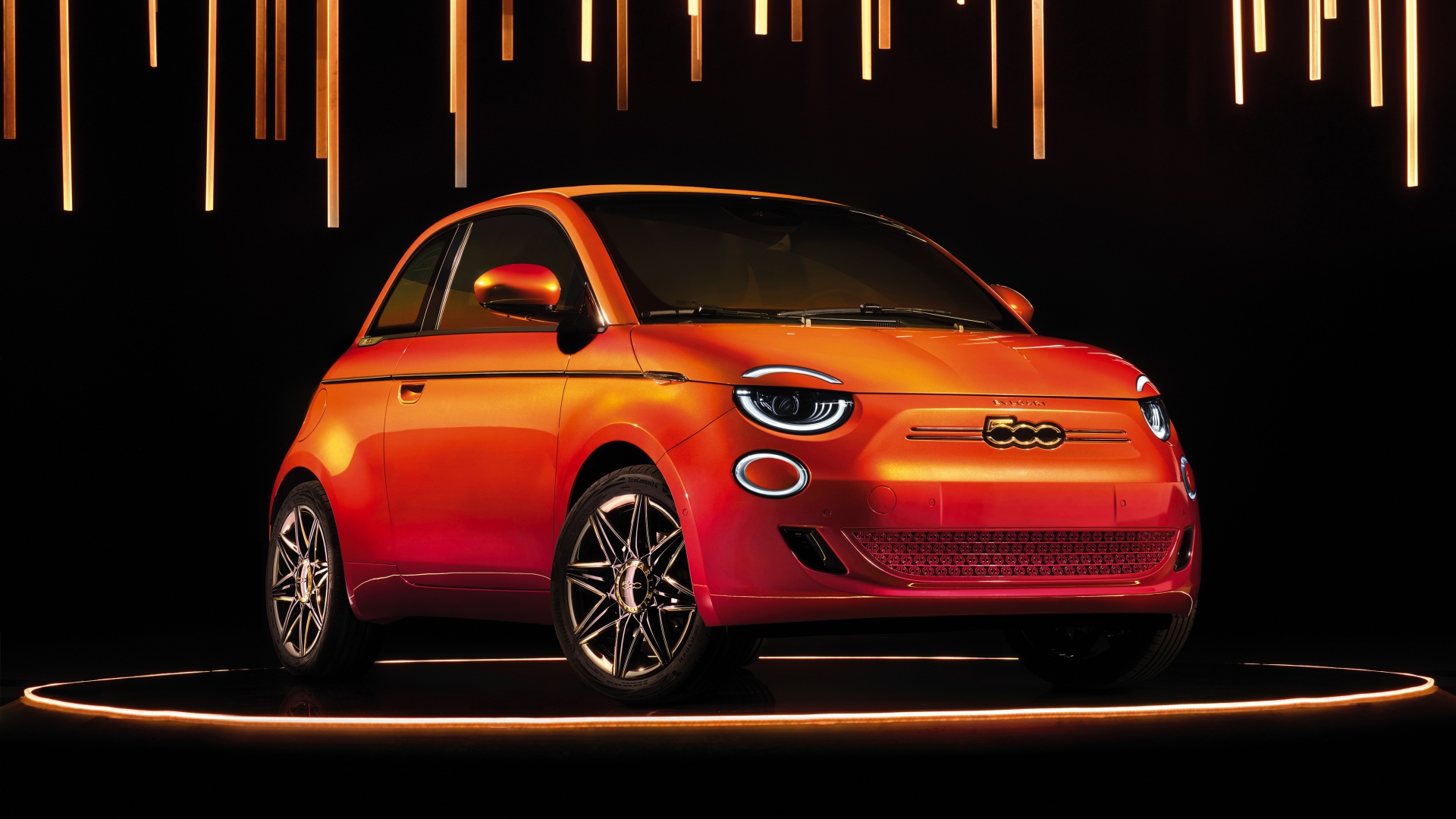 Оранжевый миниатюрный автомобиль Fiat B500 MAI TROPPO By Bvlgari 2020 года 