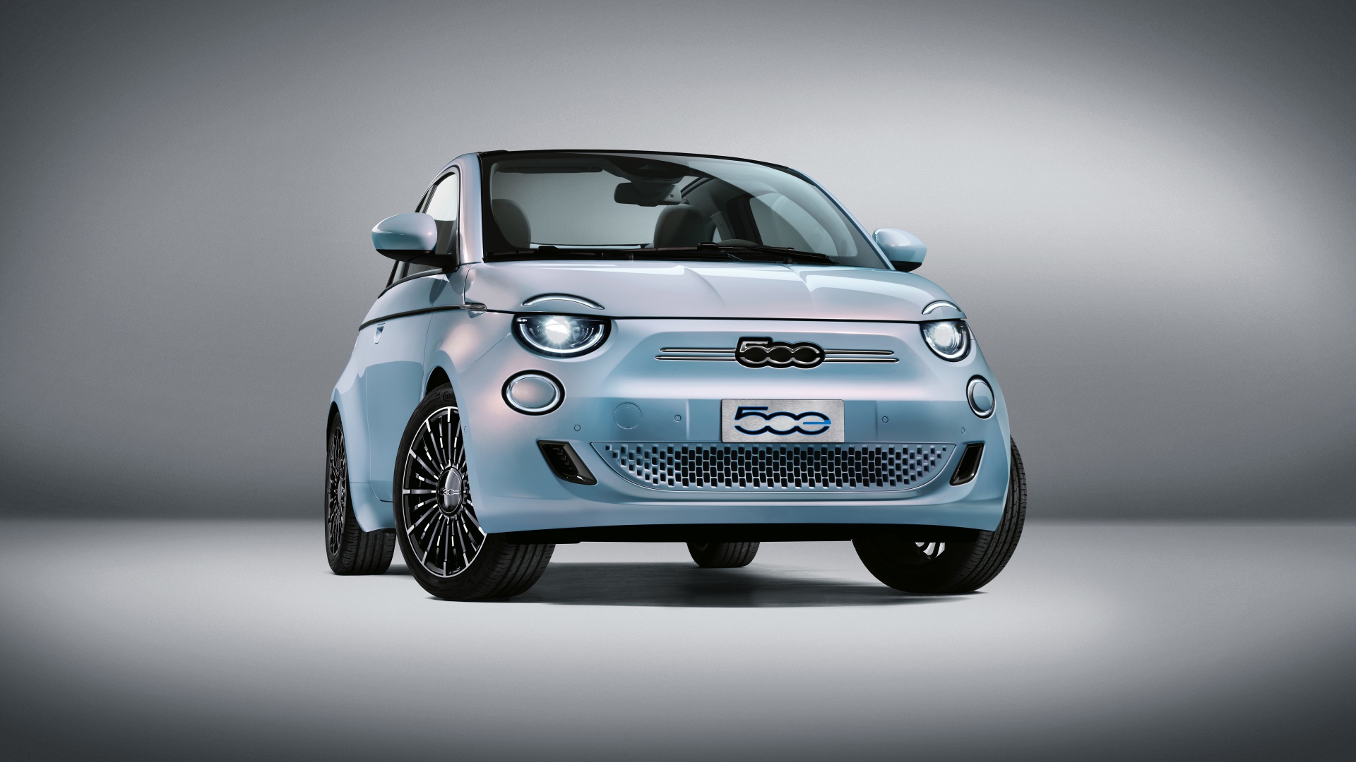 Маленький автомобиль Fiat 500 La Prima France Cabrio 2020 года на сером фоне