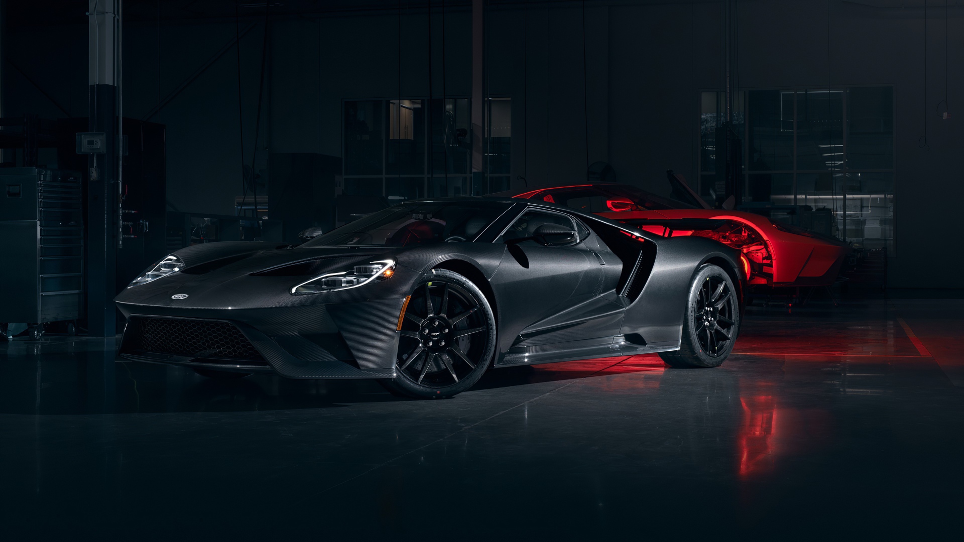 Спортивный автомобиль Ford GT 2020 года в гараже 