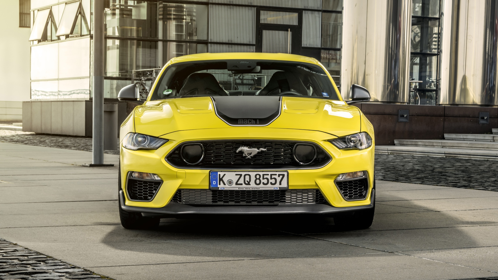 Желтый автомобиль Ford Mustang Mach 1 2021 года 