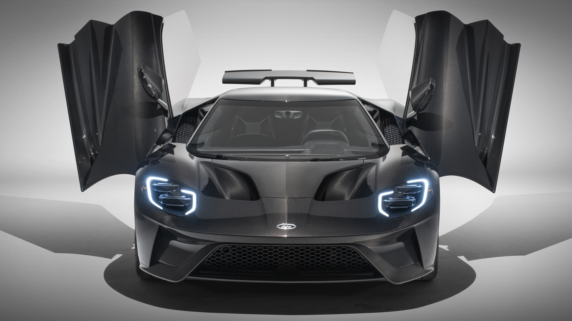 Автомобиль Ford GT Liquid Carbon, 2020 года с открытыми дверями