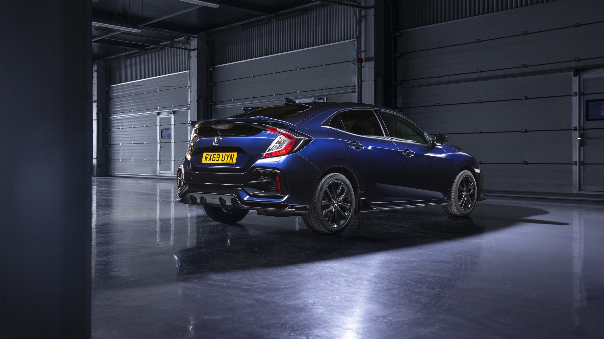 Синий хэтчбек Honda Civic  2019 года в гараже