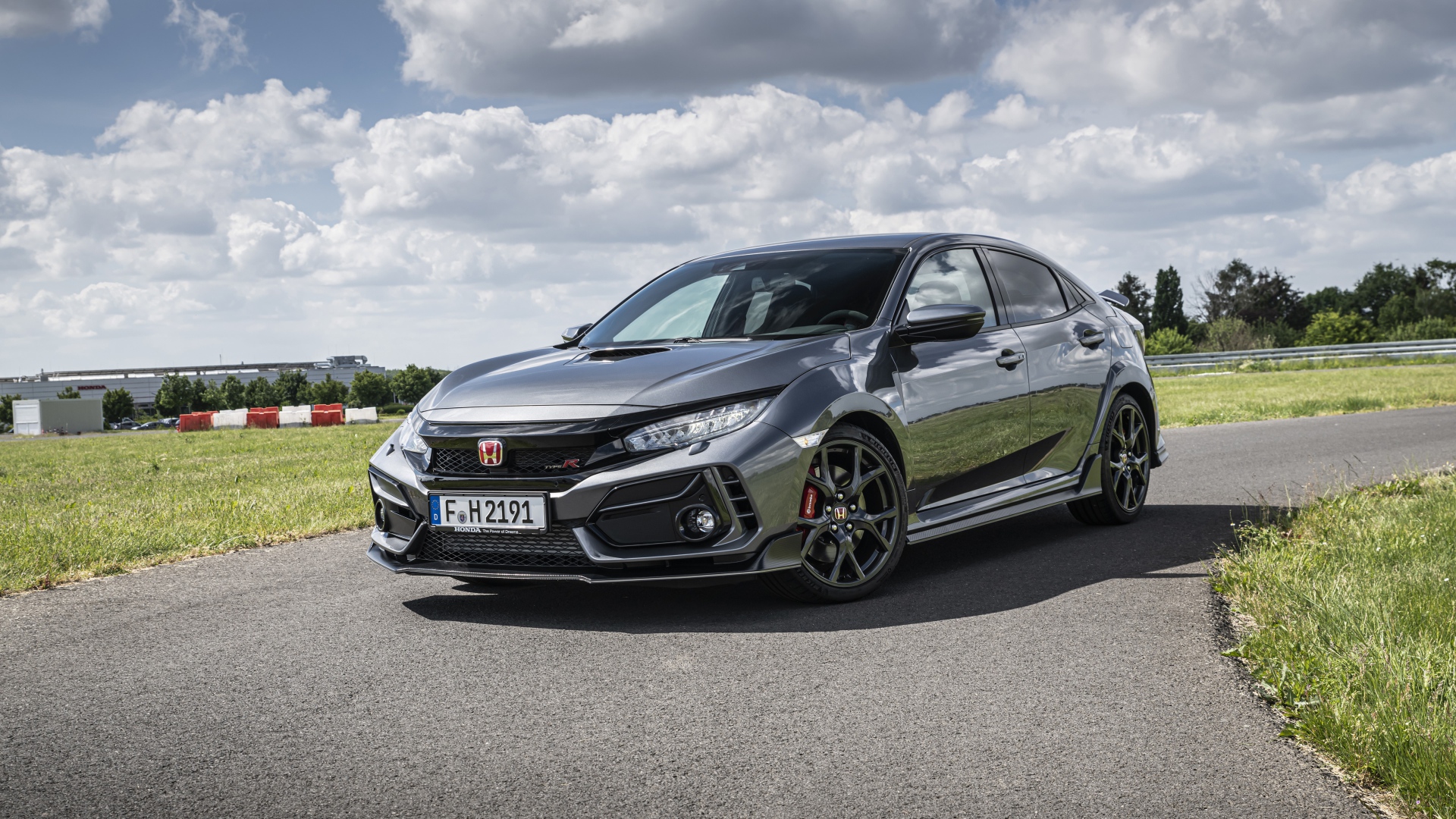 Автомобиль Honda Civic Type R Sport Line на фоне неба 