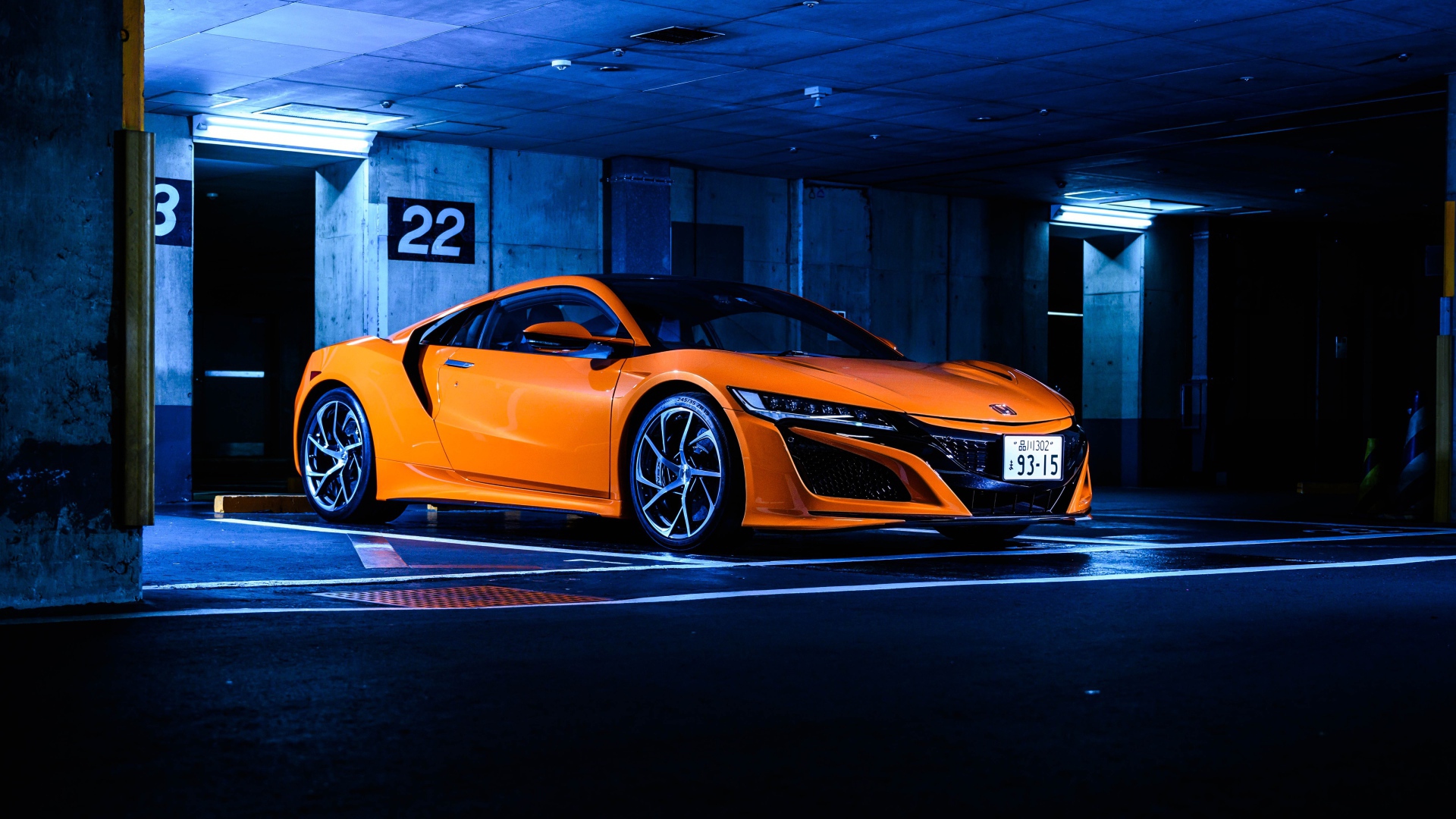 Оранжевый автомобиль Honda NSX в гараже 