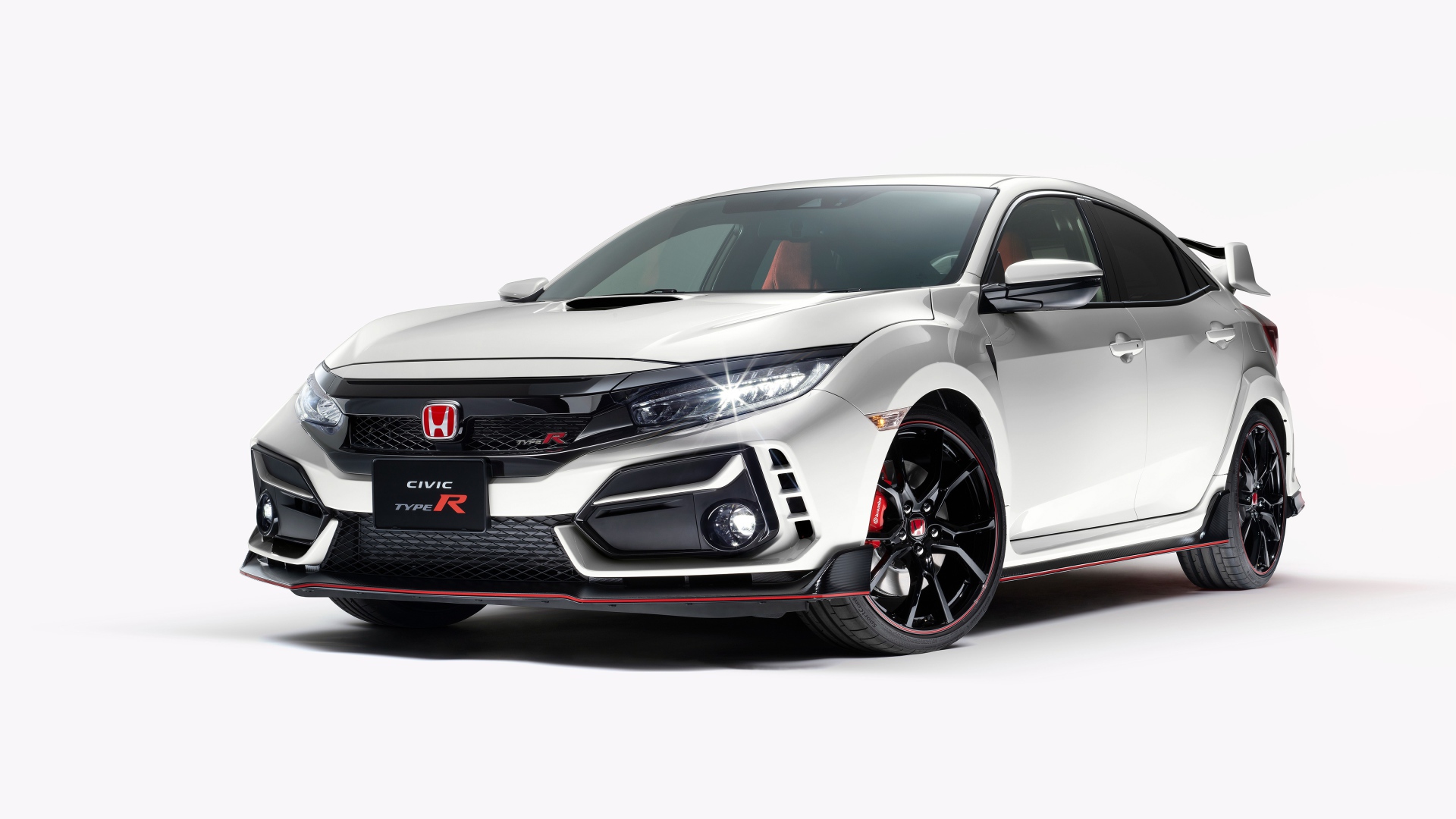Серебристый автомобиль Honda Civic Type R 2020 года на белом фоне