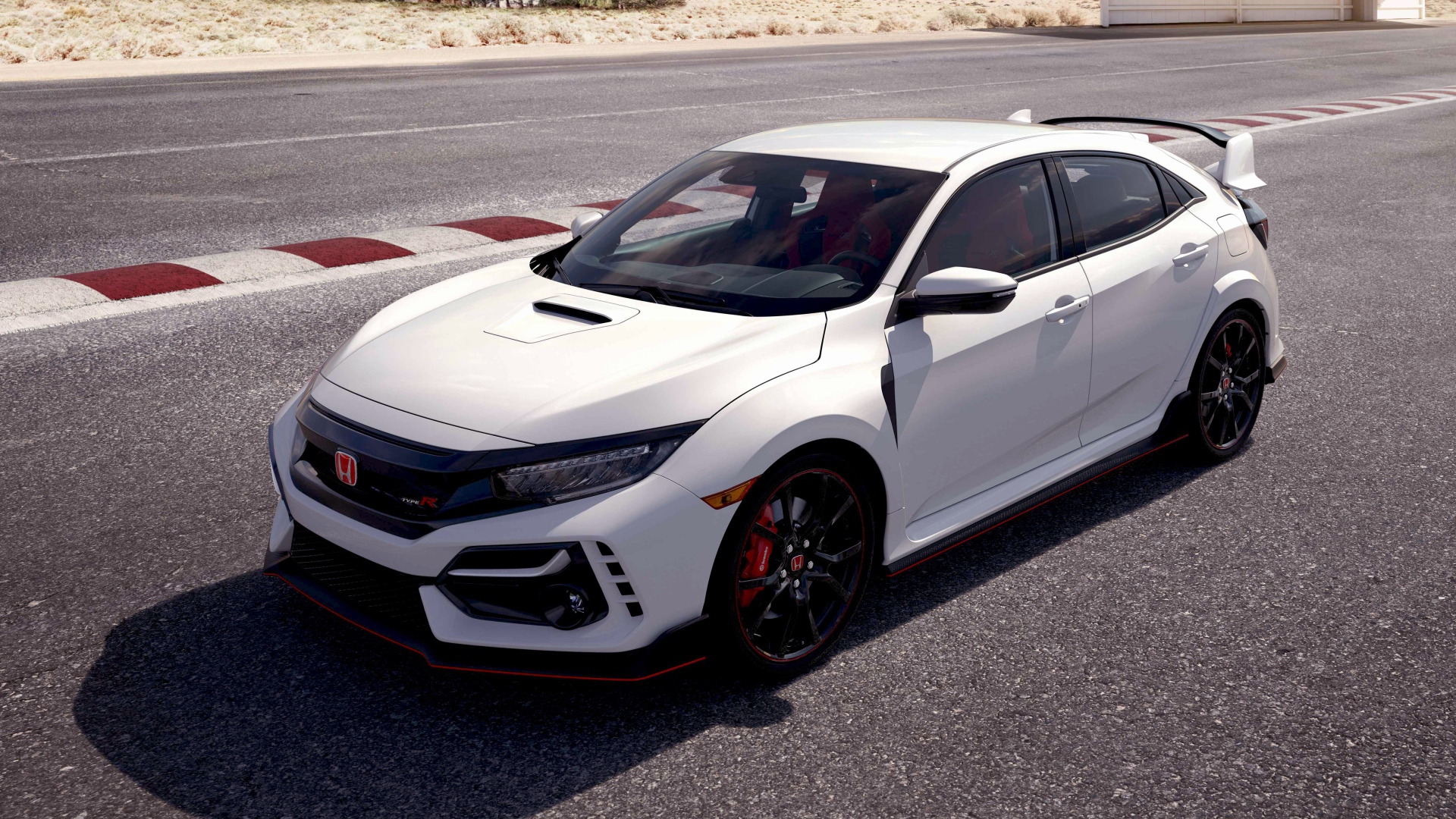 Белый автомобиль Honda Civic Type R, 2020 года на дороге