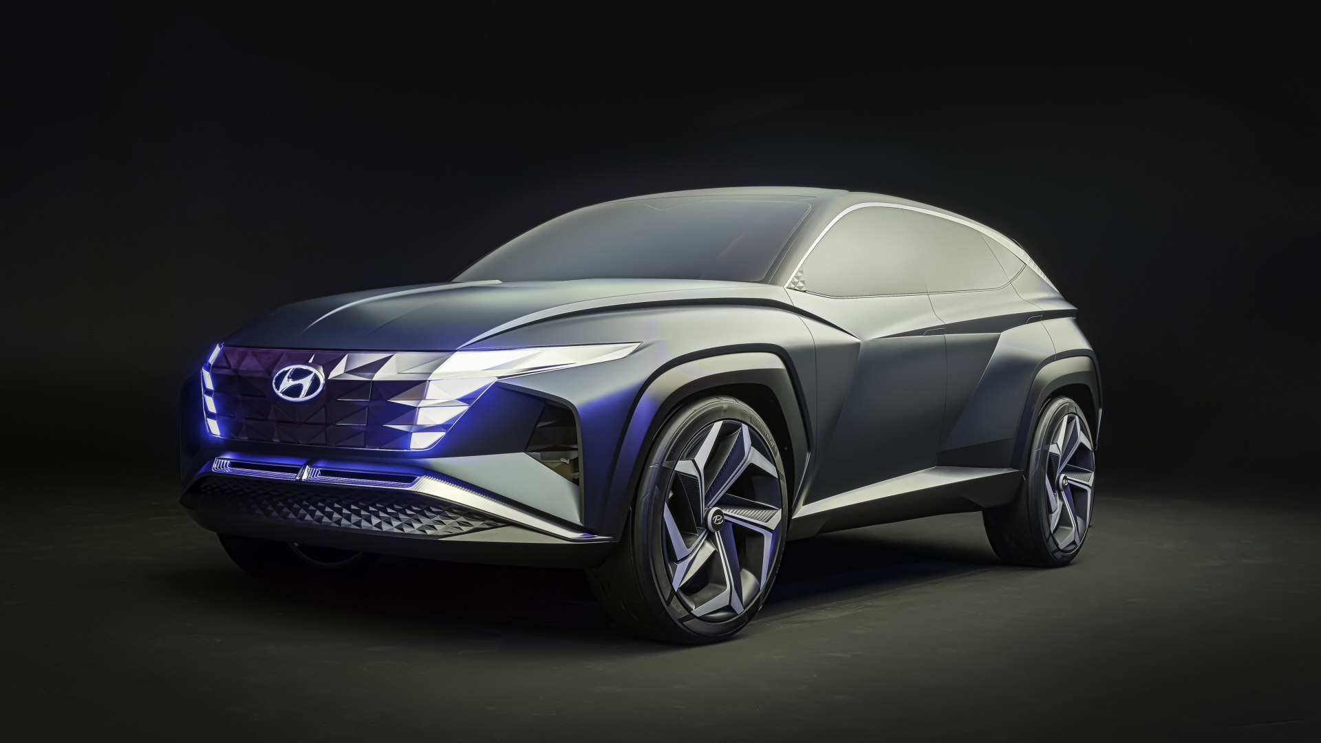 Серебристый автомобиль Hyundai Vision T Concept 2019 года