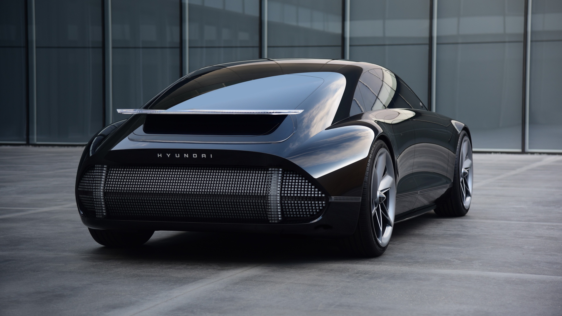 Черный автомобиль Hyundai Prophecy 2020 года вид сзади на сером фоне