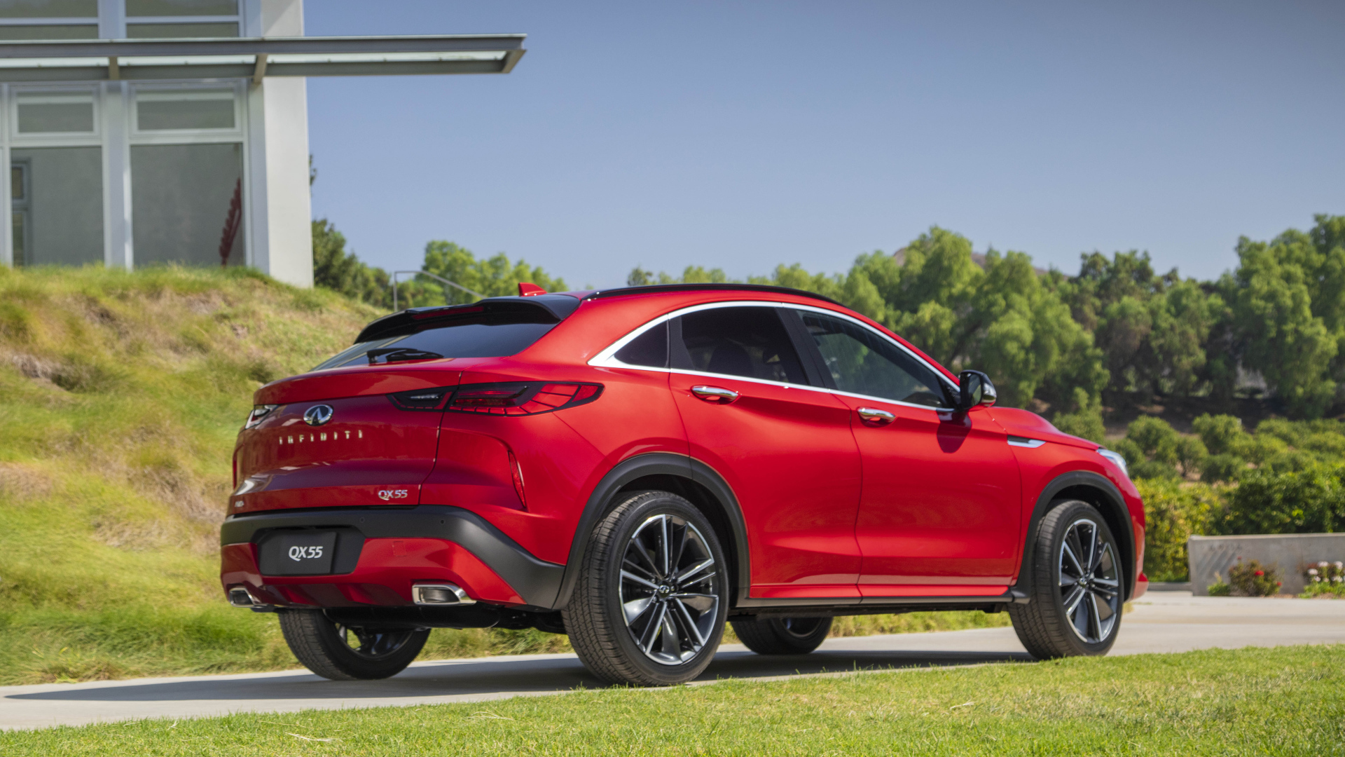 Красный автомобиль Infiniti QX55 AWD 2022 года вид сзади