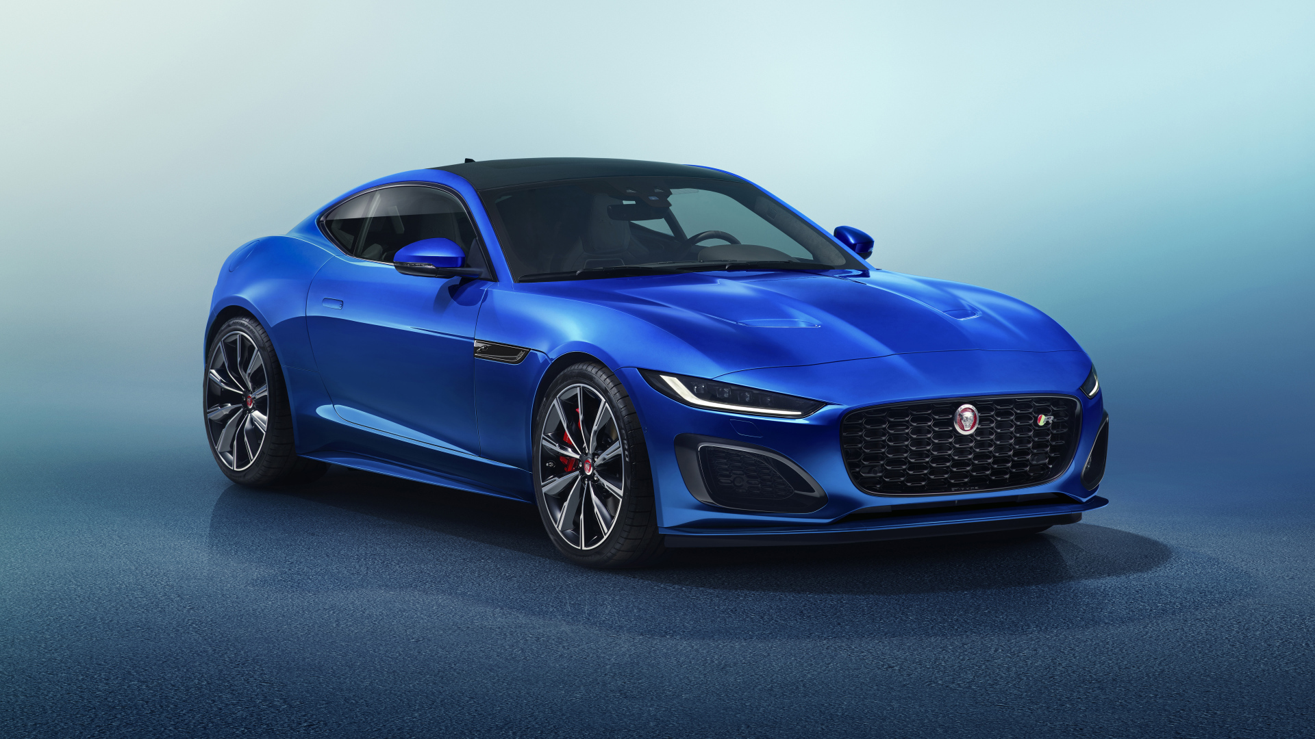 Синий автомобиль Jaguar F-Type R Coupe 2020 года 