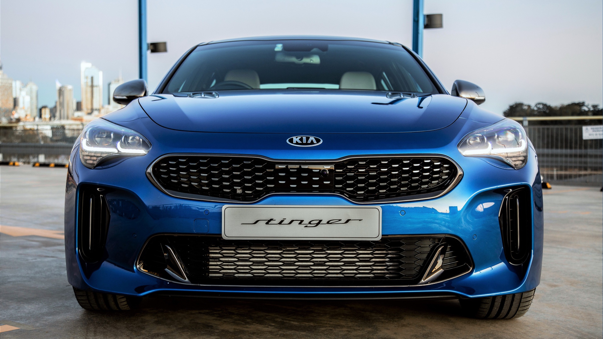 Синий автомобиль Kia Stinger GT Night Sky Edition 2020 года крупным планом