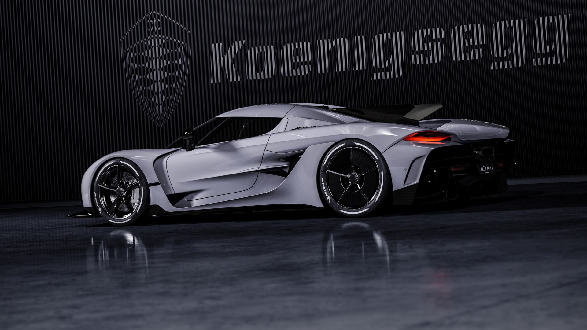 Автомобиль Koenigsegg Jesko Absolut 2020 года на фоне логотипа