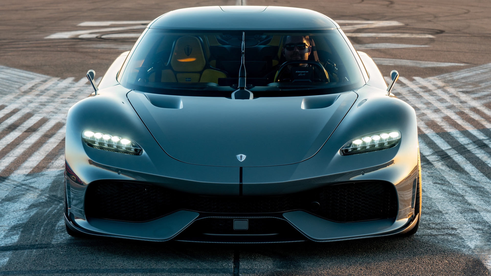 Черный быстрый автомобиль Koenigsegg Gemera 2020 года вид спереди