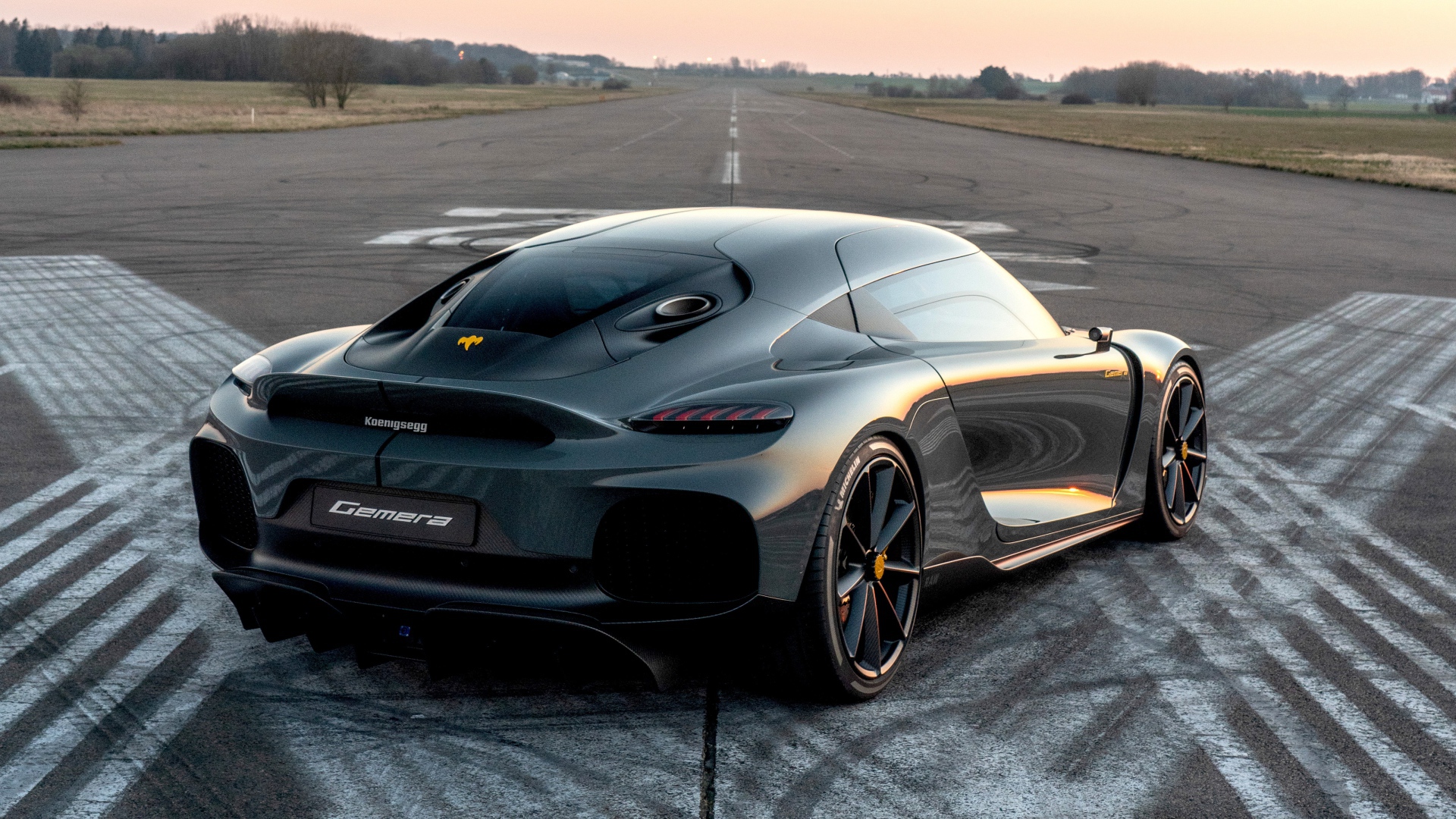 Автомобиль Koenigsegg Gemera 2020 года на трассе