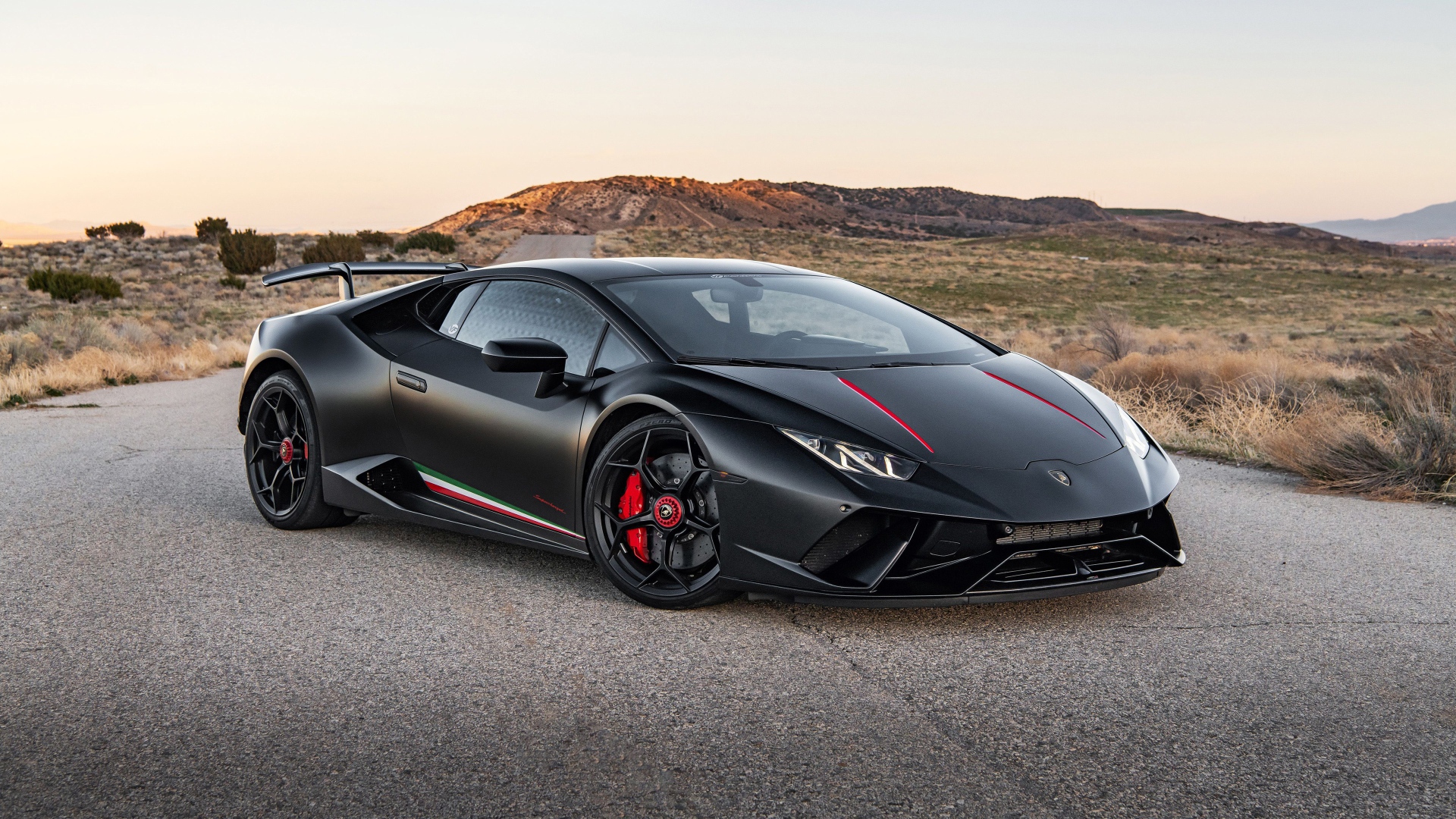 Черный спортивный  Lamborghini Huracan Performante 2020 года