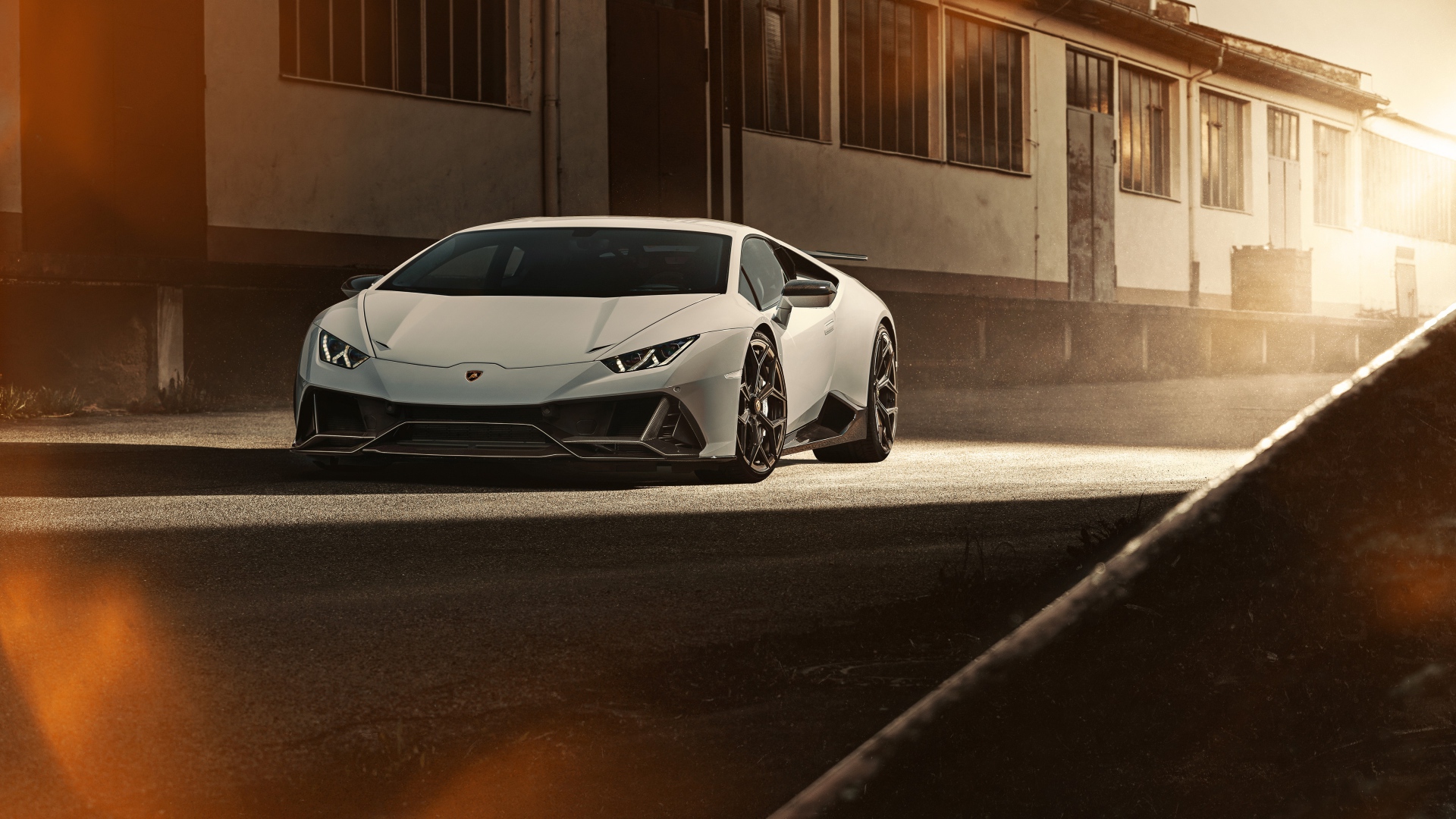 Белый спортивный автомобиль  Lamborghini Huracan EVO 2020 года