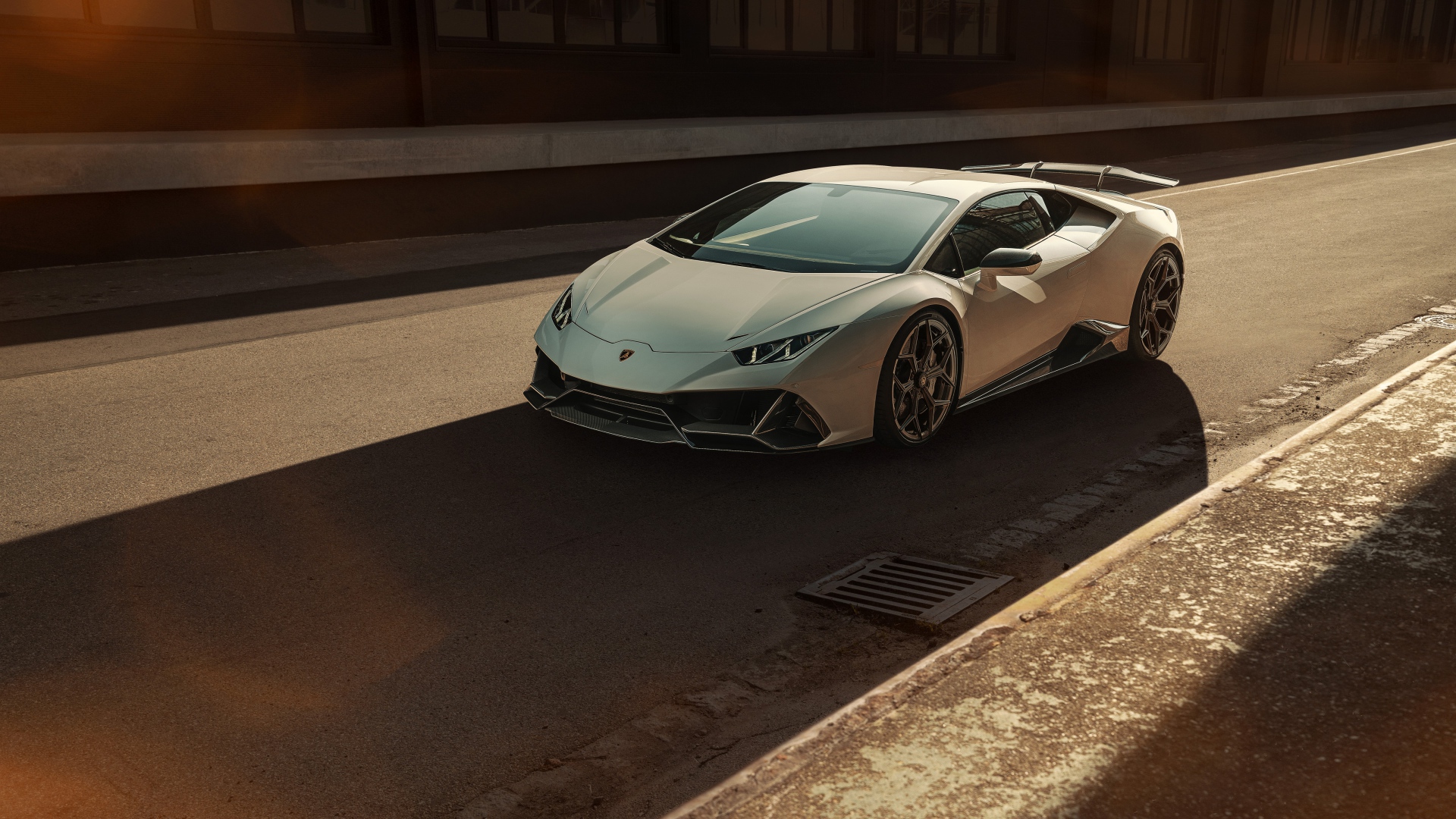 Серебристый автомобиль  Lamborghini Huracan EVO 2020  года на асфальте