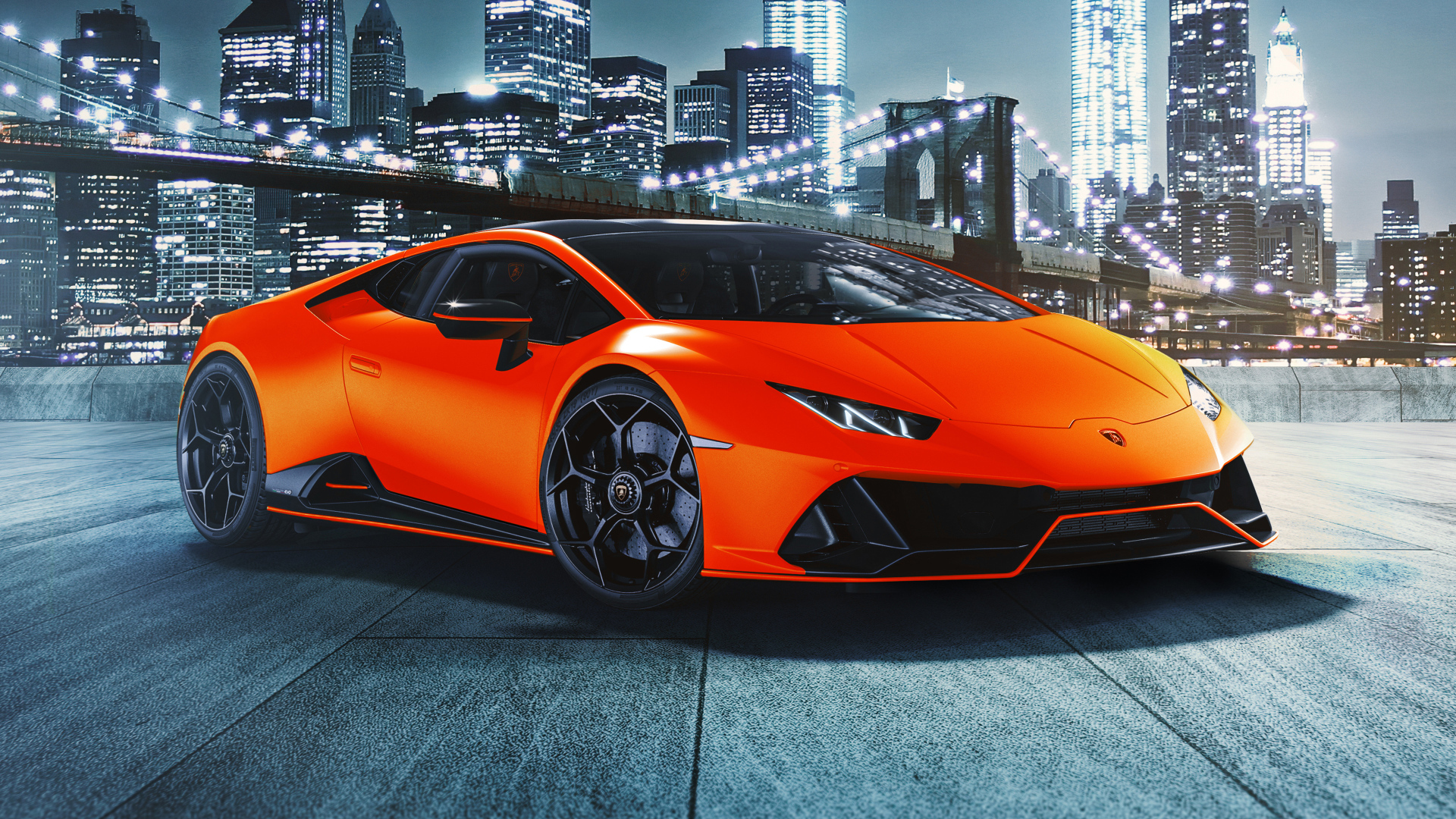 Оранжевый автомобиль Lamborghini Huracán EVO 2021 года на фоне небоскребов