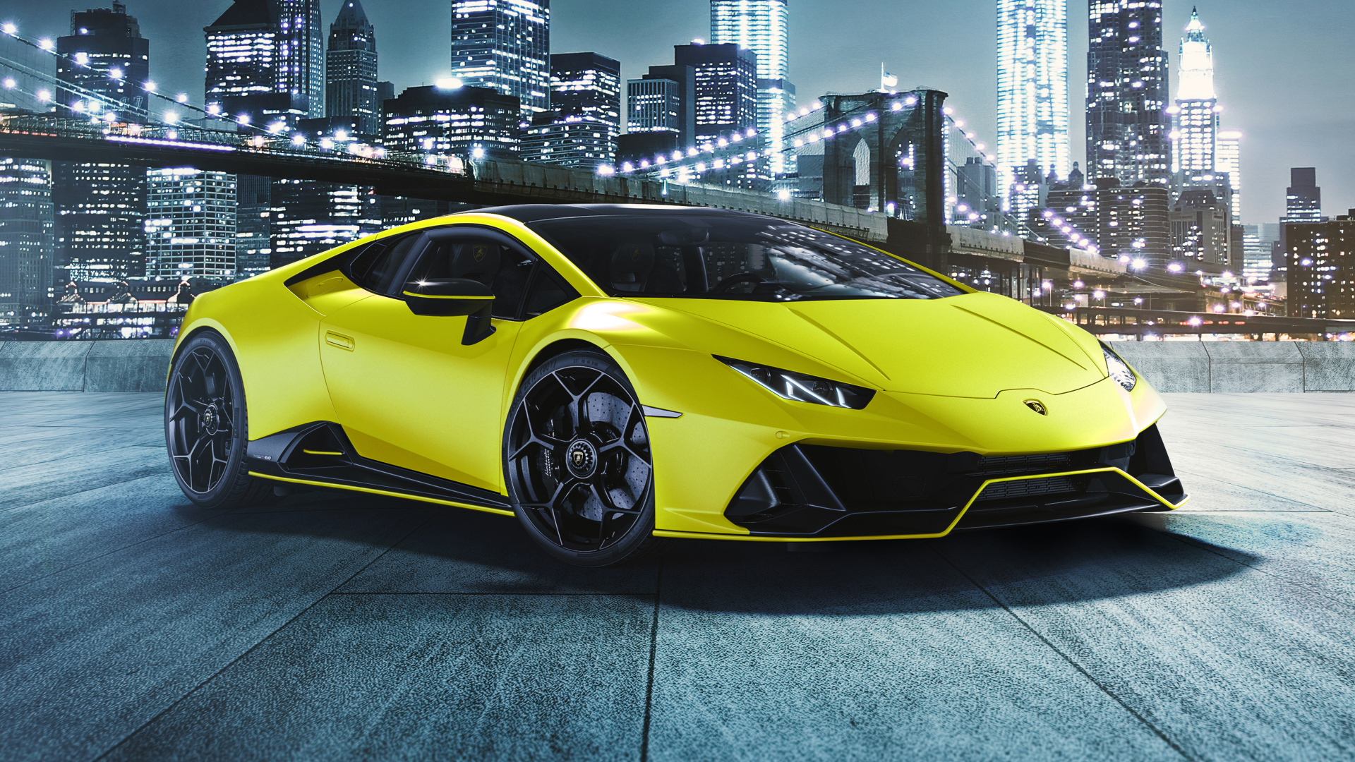 Желтый автомобиль Lamborghini Huracán EVO 2021 года на фоне города