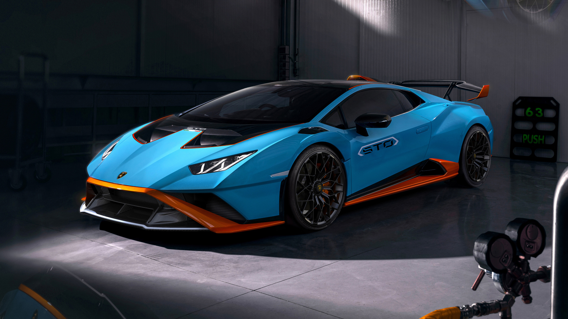Автомобиль Lamborghini Huracán STO 2021 года в гараже