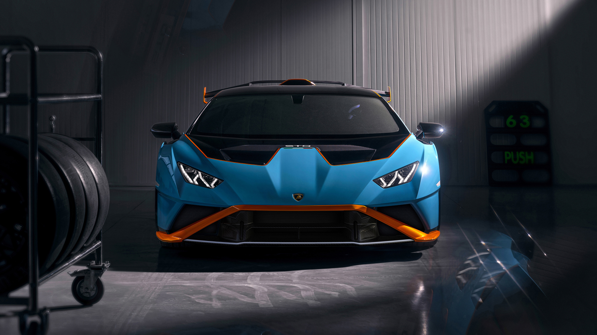 Автомобиль Lamborghini Huracán STO 2021 года вид спереди