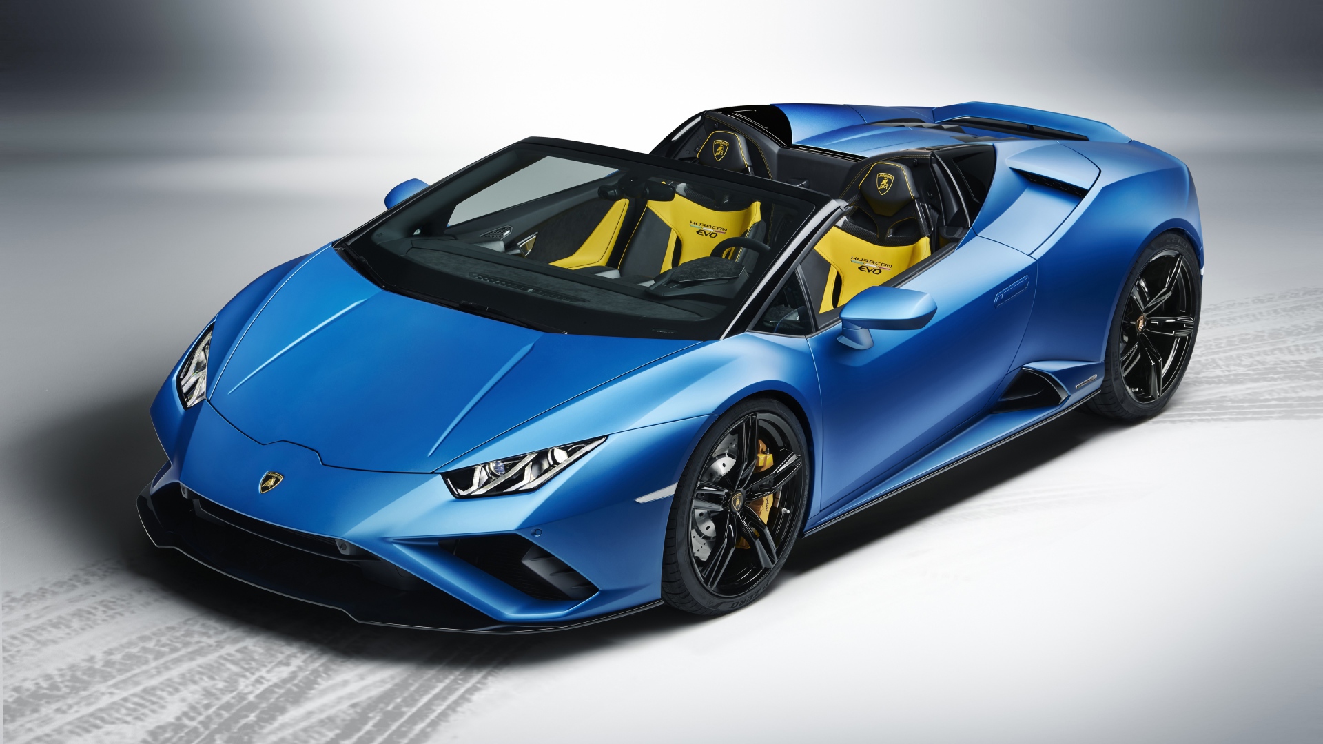 Синий автомобиль Lamborghini Huracan EVO RWD Spyder 2020 года вид сверху 