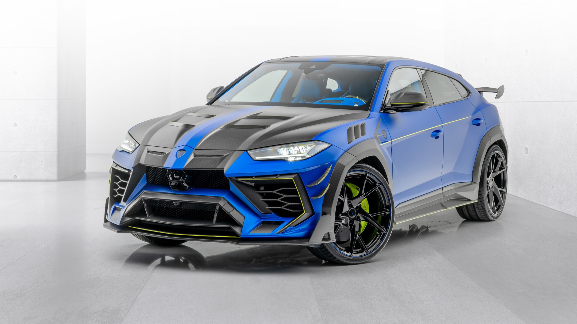Автомобиль Mansory Lamborghini Urus Venatus 2020 года на сером фоне