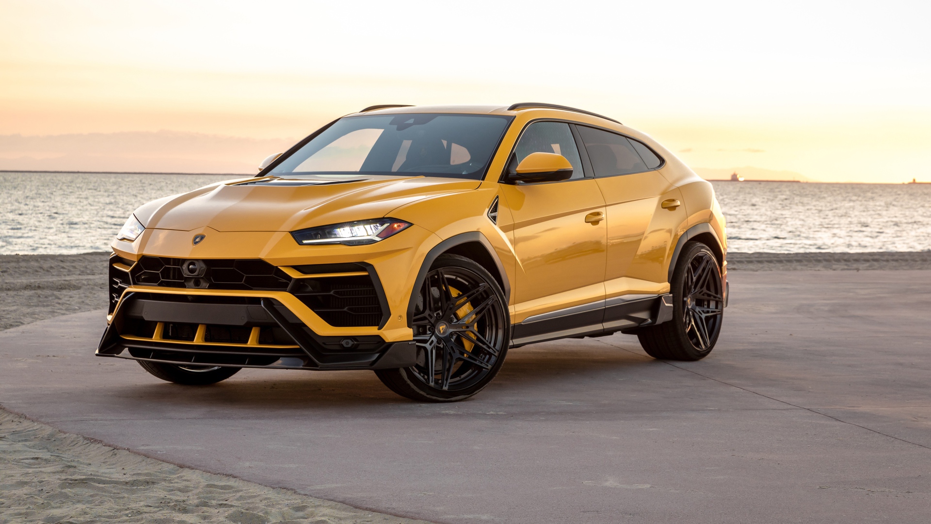 Автомобиль Lamborghini Urus у воды 