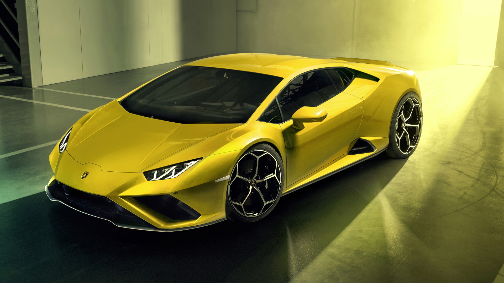 Желтый автомобиль Lamborghini Huracan EVO RWD 2020 года в гараже 